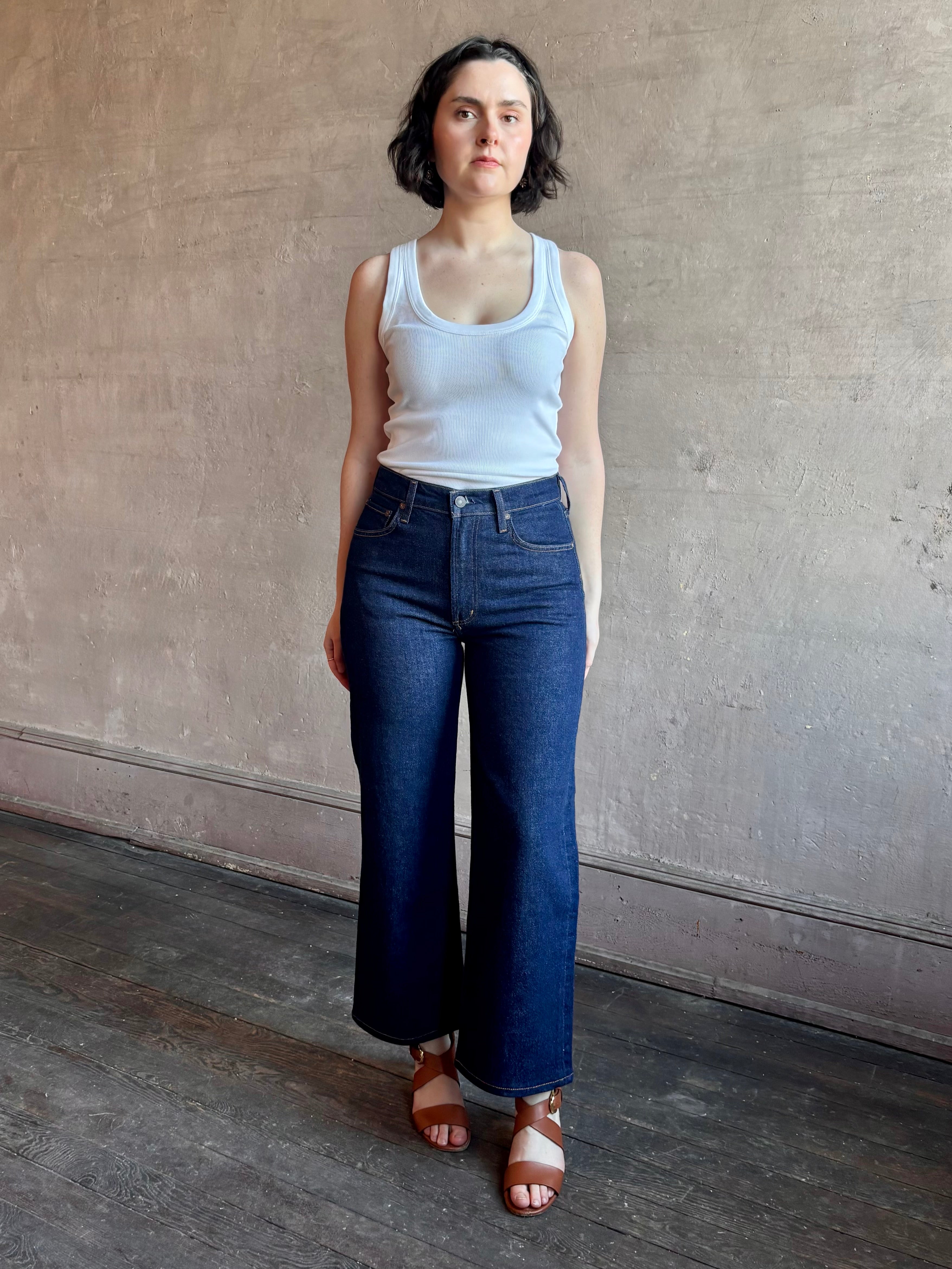 Woman wearing AGOLDE Harper rigid cotton Denim in Reissue dark wash with a cropped finish hem and no distressing