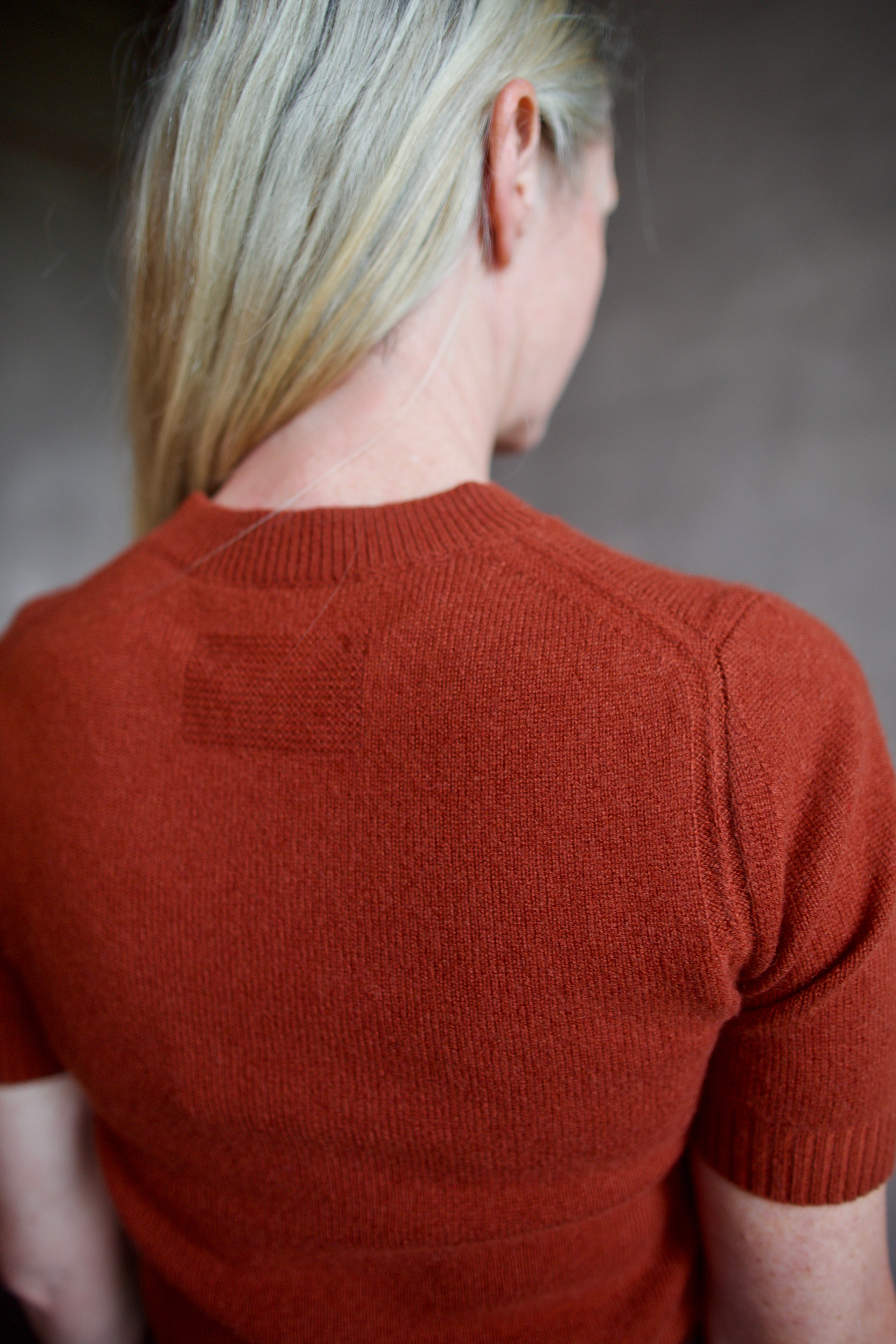 Model wearing cropped cinnamon short sleeve premium cashmere sweater from Guest in Residence