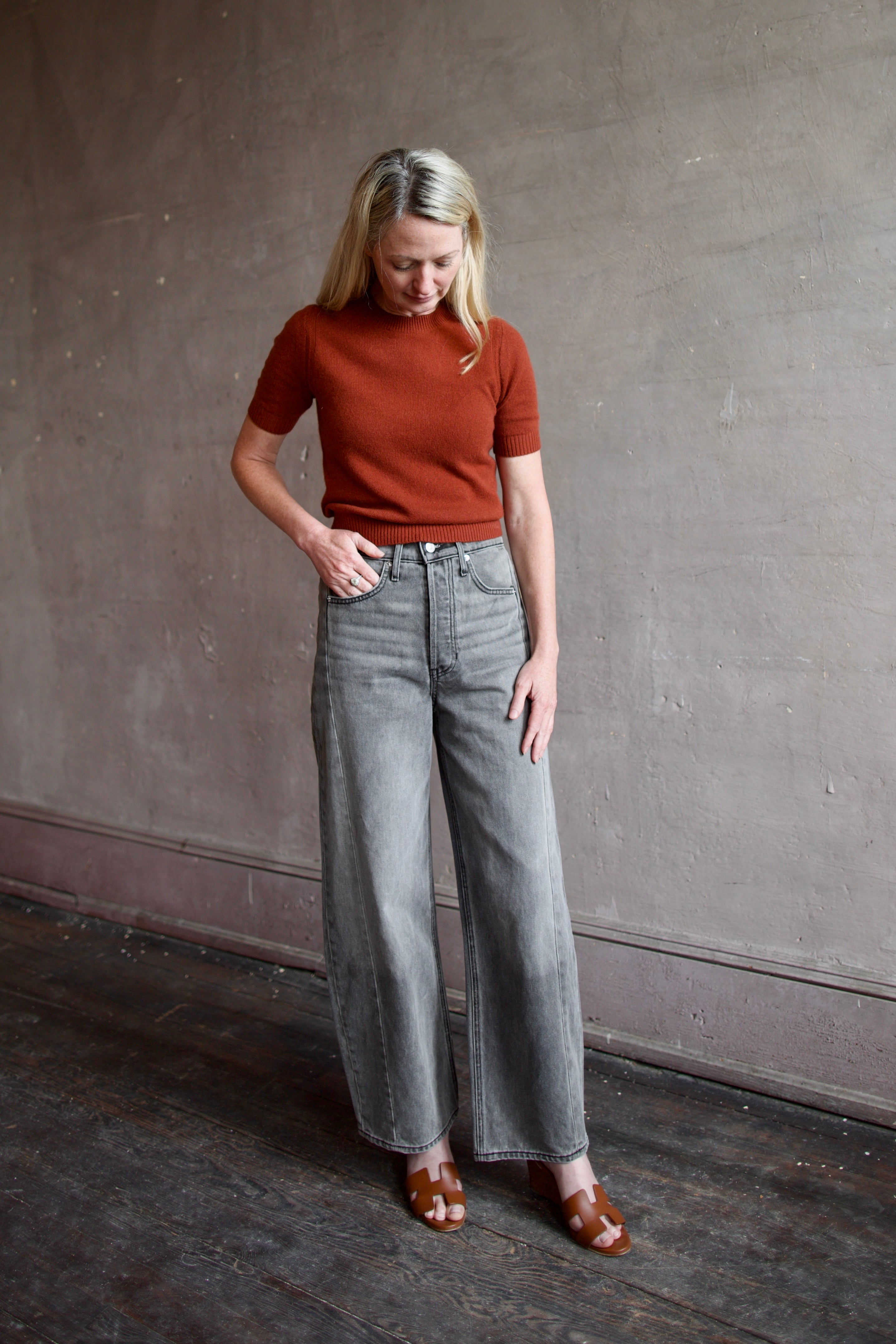 Model wearing cropped cinnamon short sleeve premium cashmere sweater from Guest in Residence