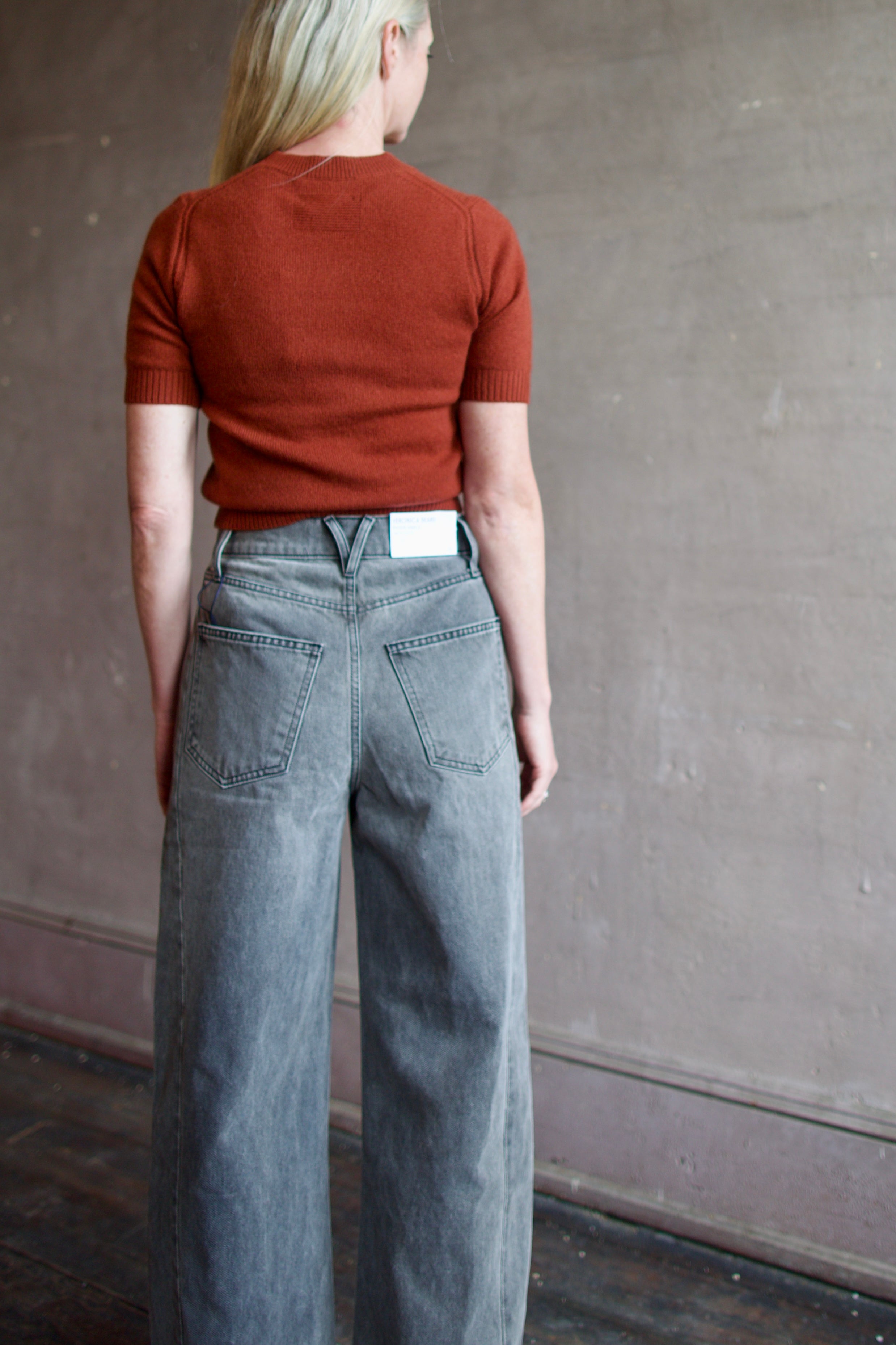 Model wearing cropped cinnamon short sleeve premium cashmere sweater from Guest in Residence