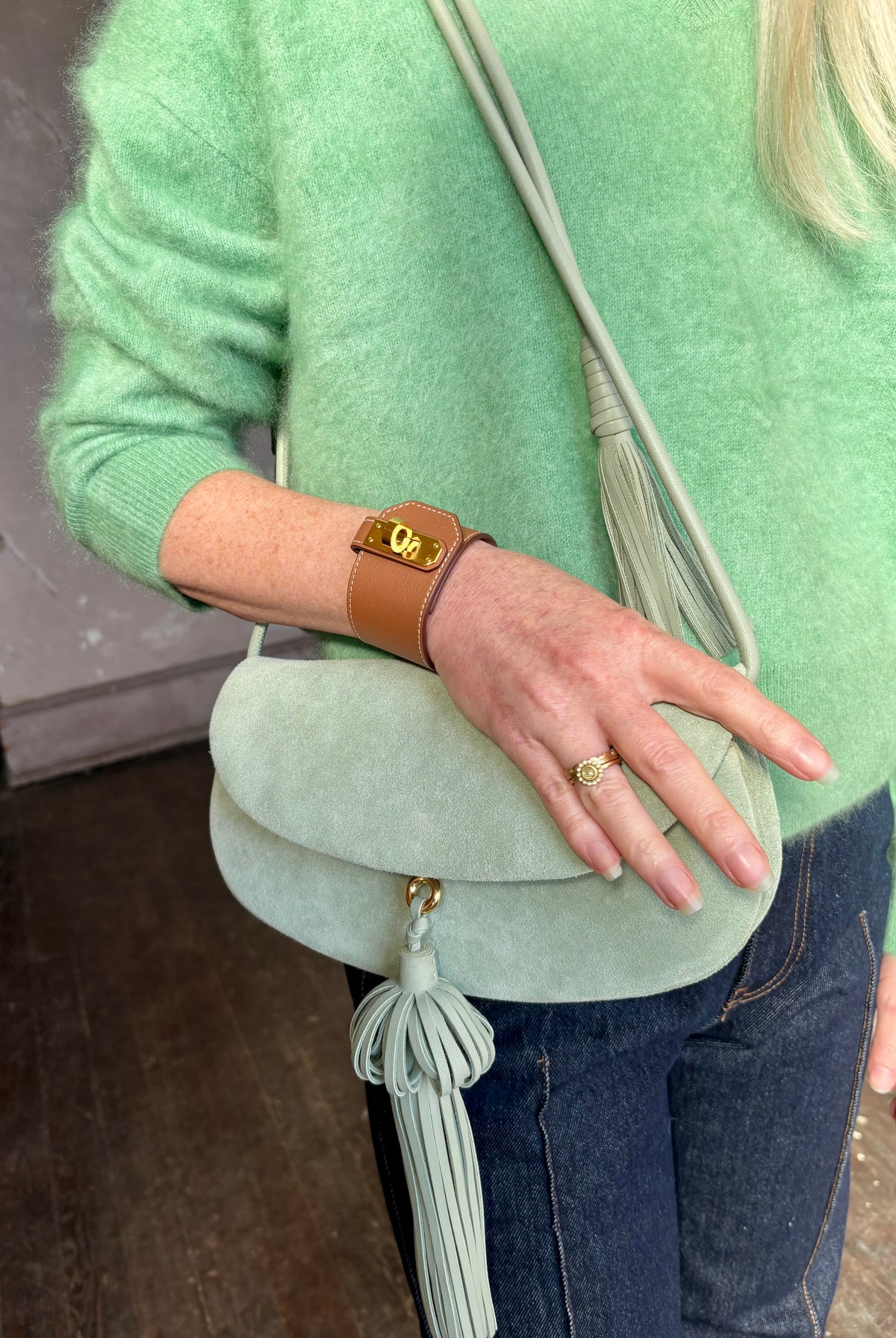 Hermès Kelly Twist Bracelet Brown & Yellow Gold: swift leather gold-plated Kelly turn-lock hardware hand assembled in France Pristine never-worn collector icon