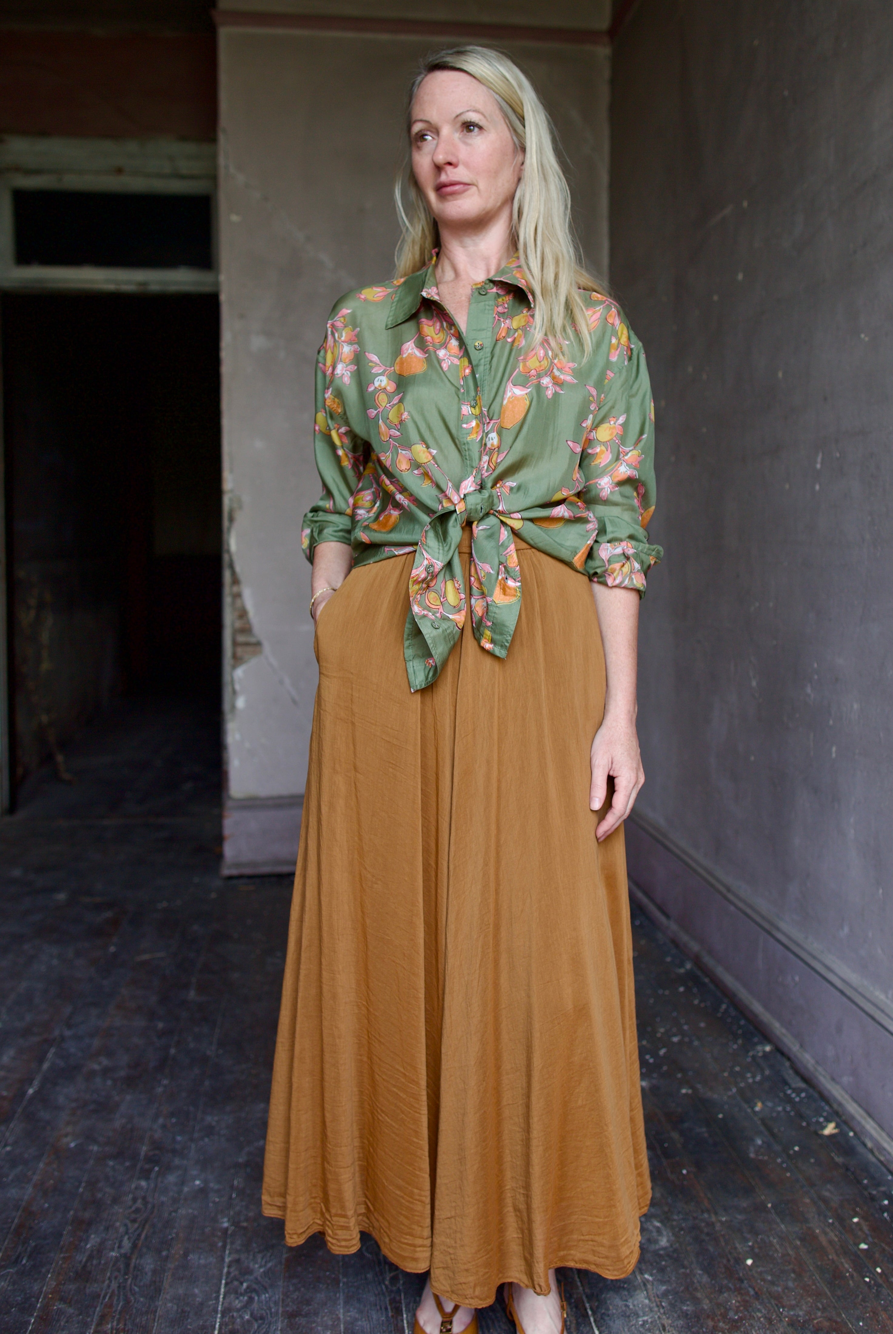 Image of a woman wearing the Hannah Artwear Stevie Shirt and Forte Forte Skirt