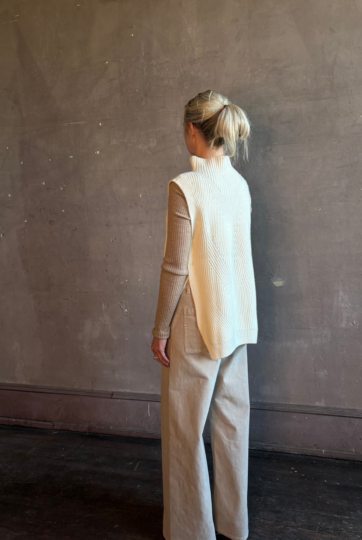 Mature woman wearing Kujten's Erika Funnel Neck Sweater Off White layering piece Mongolian cashmere 6-threads cardigan stitch modern design Parisian luxury