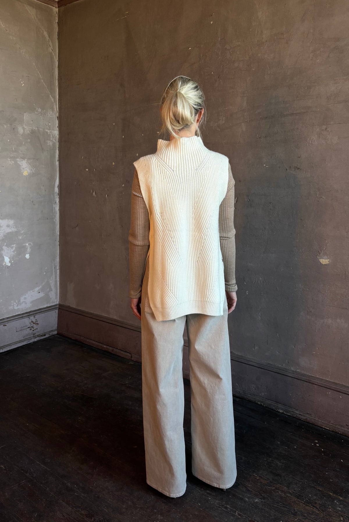 Mature woman wearing Kujten's Erika Funnel Neck Sweater Off White layering piece Mongolian cashmere 6-threads cardigan stitch modern design Parisian luxury