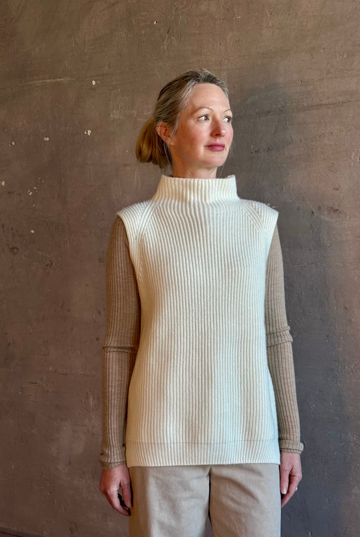 Mature woman wearing Kujten's Erika Funnel Neck Sweater Off White layering piece Mongolian cashmere 6-threads cardigan stitch modern design Parisian luxury