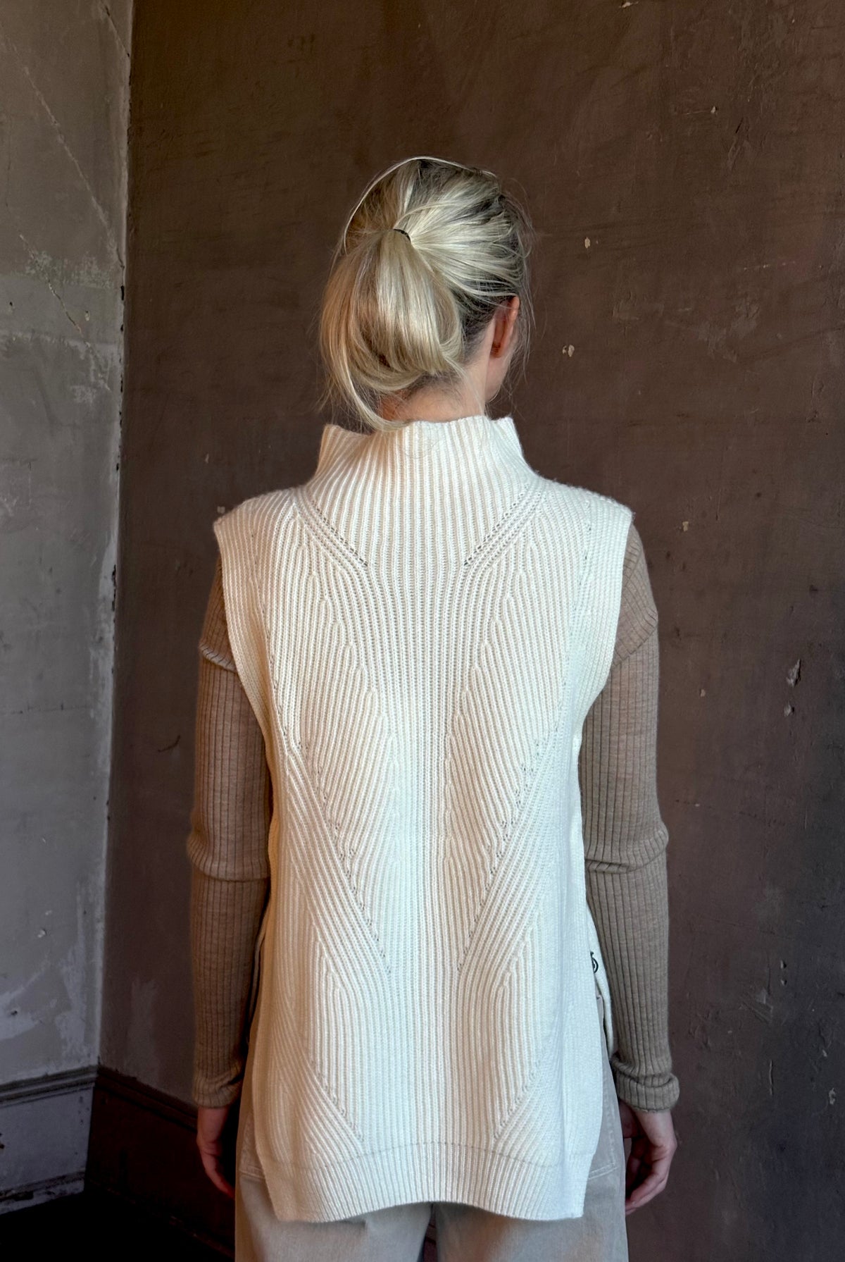Mature woman wearing Kujten's Erika Funnel Neck Sweater Off White layering piece Mongolian cashmere 6-threads cardigan stitch modern design Parisian luxury