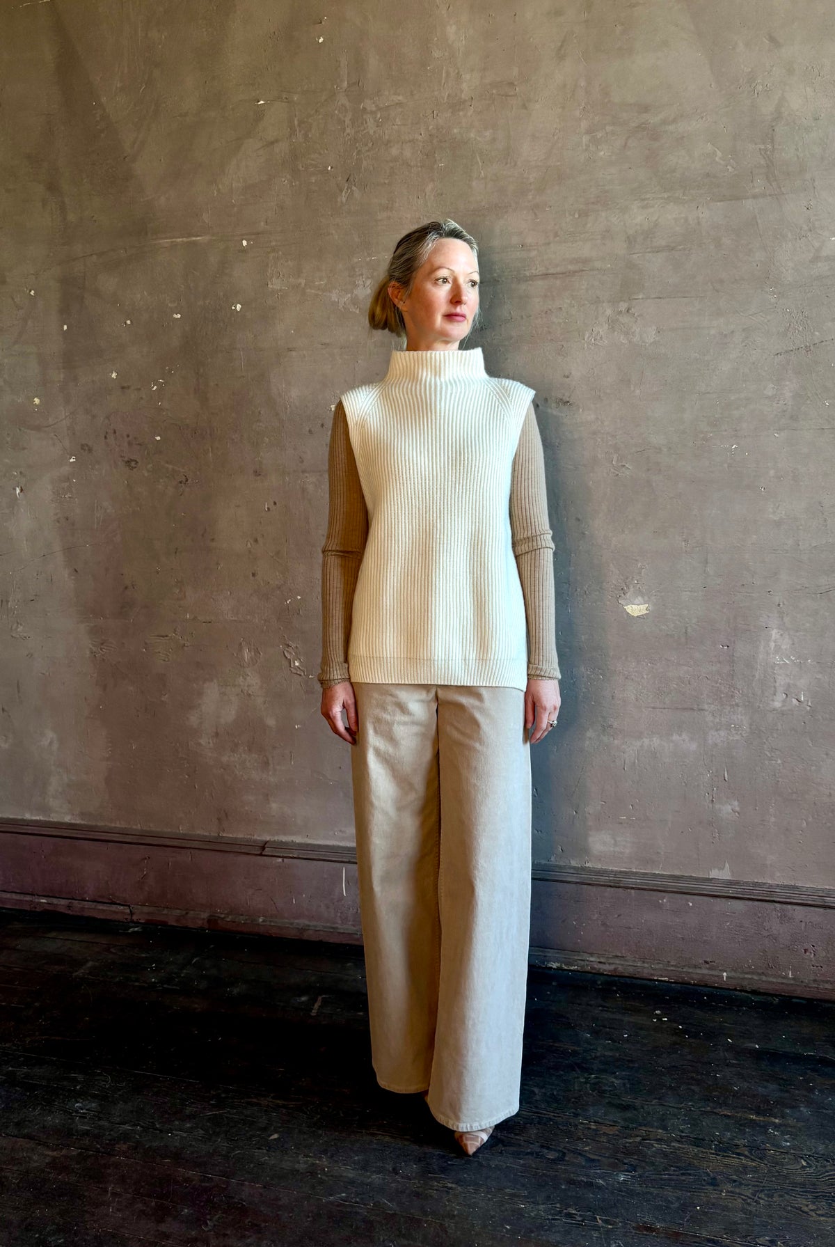 Mature woman wearing Kujten's Erika Funnel Neck Sweater Off White layering piece Mongolian cashmere 6-threads cardigan stitch modern design Parisian luxury