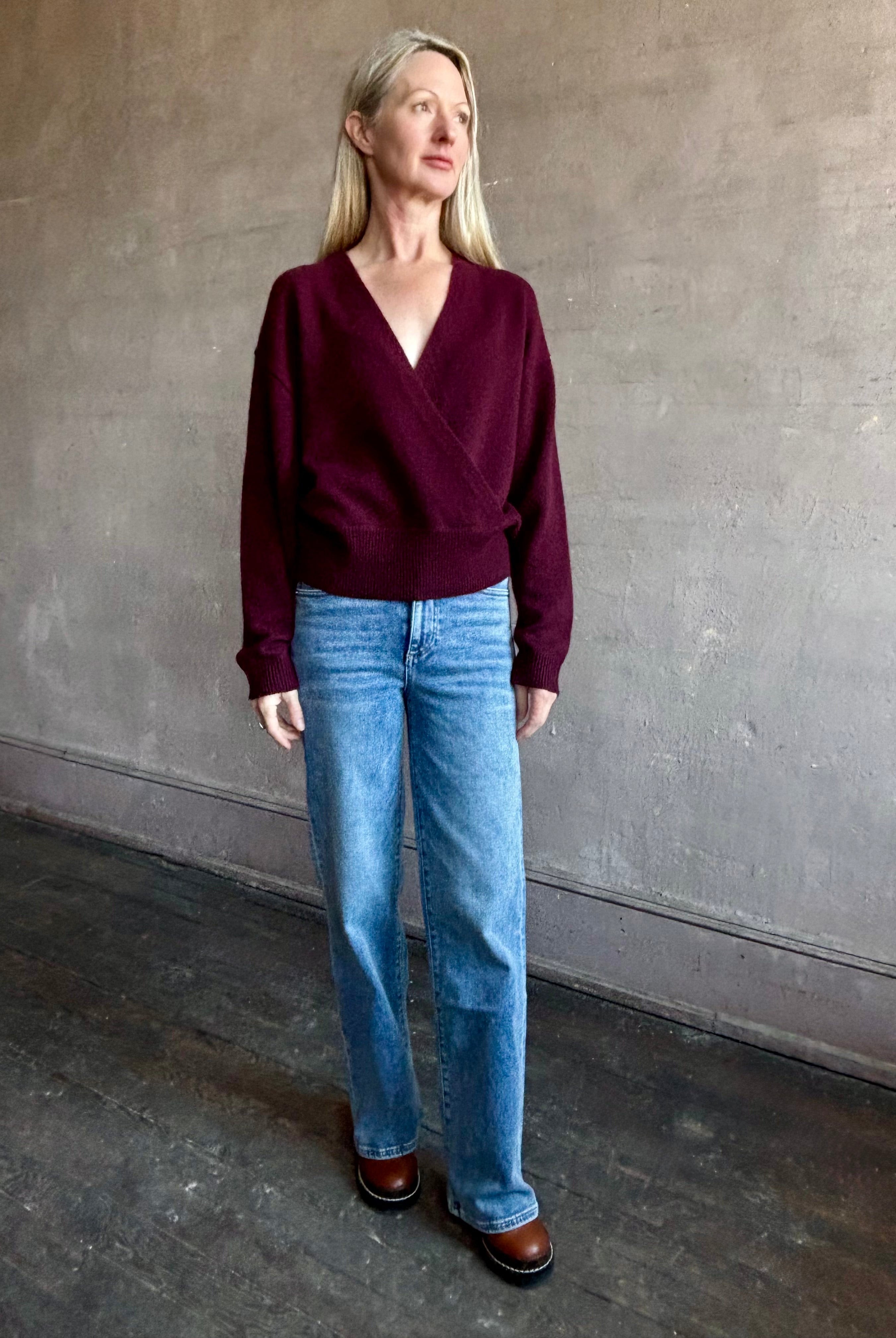 Image of mature woman wearing premium American cotton stretch denim Le Jean 90's Straight Ankle Jean, with a vintage wash