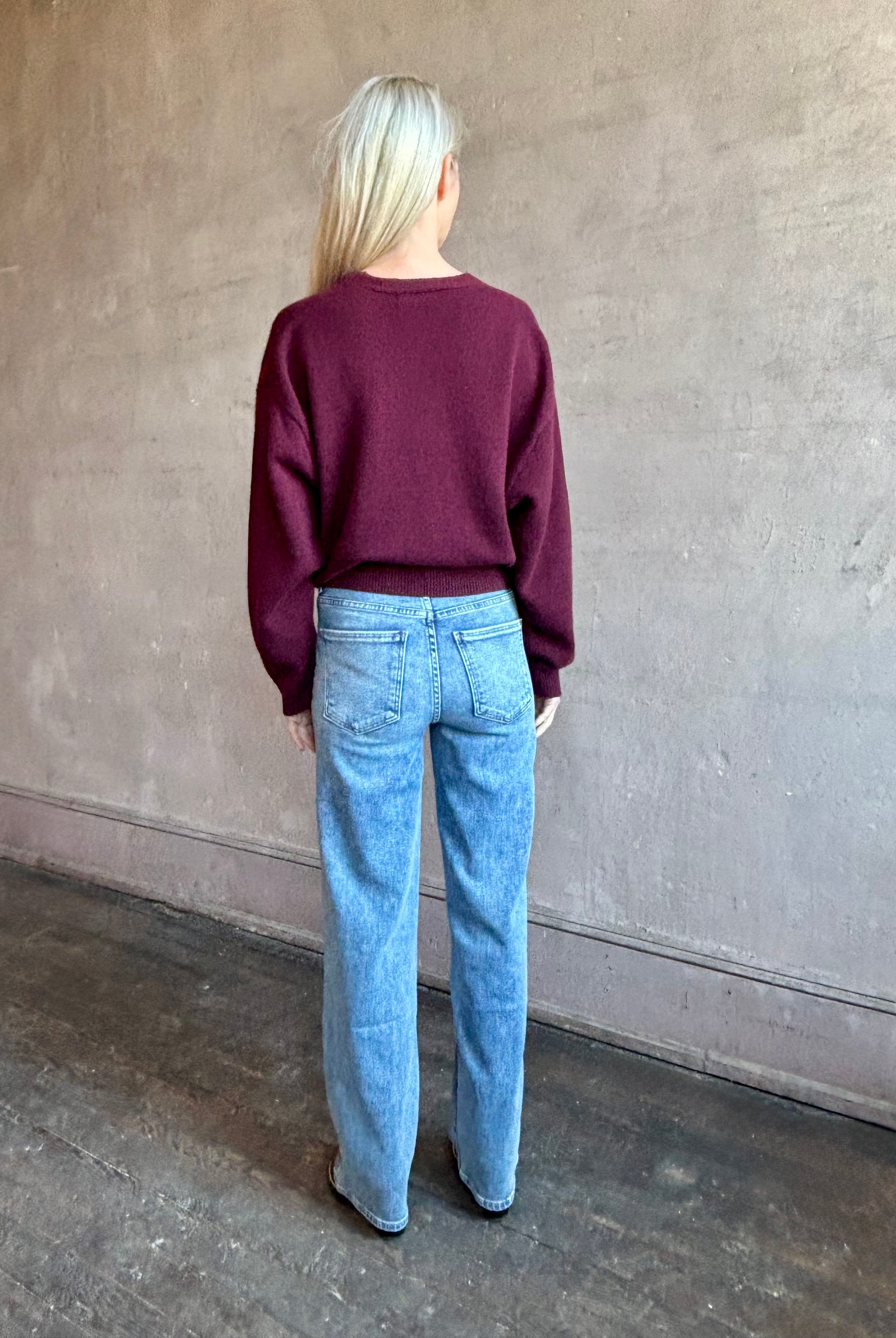 Image of mature woman wearing premium American cotton stretch denim Le Jean 90's Straight Ankle Jean, with a vintage wash