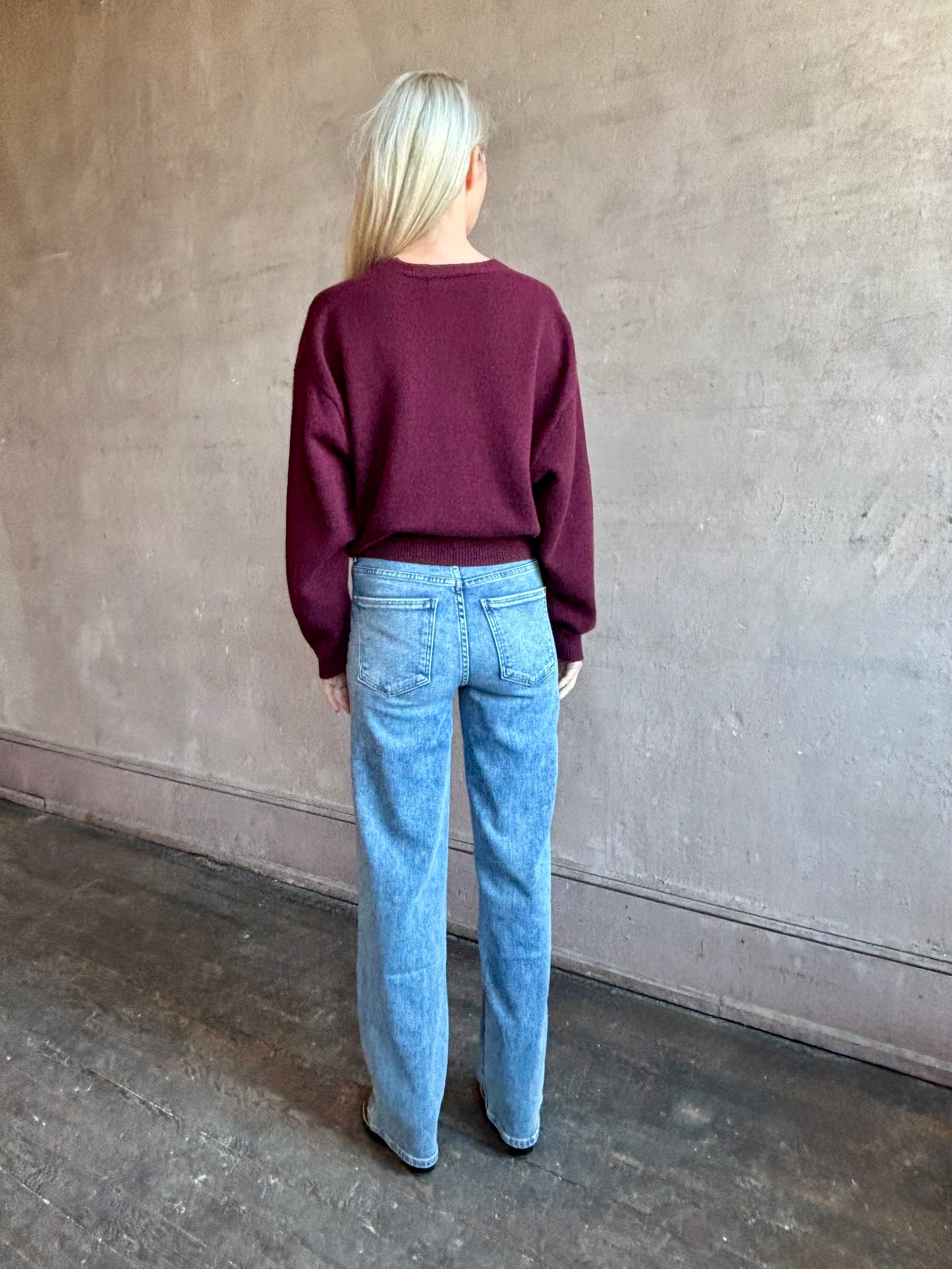 Image of mature woman wearing premium American cotton stretch denim Le Jean 90's Straight Ankle Jean, with a vintage wash