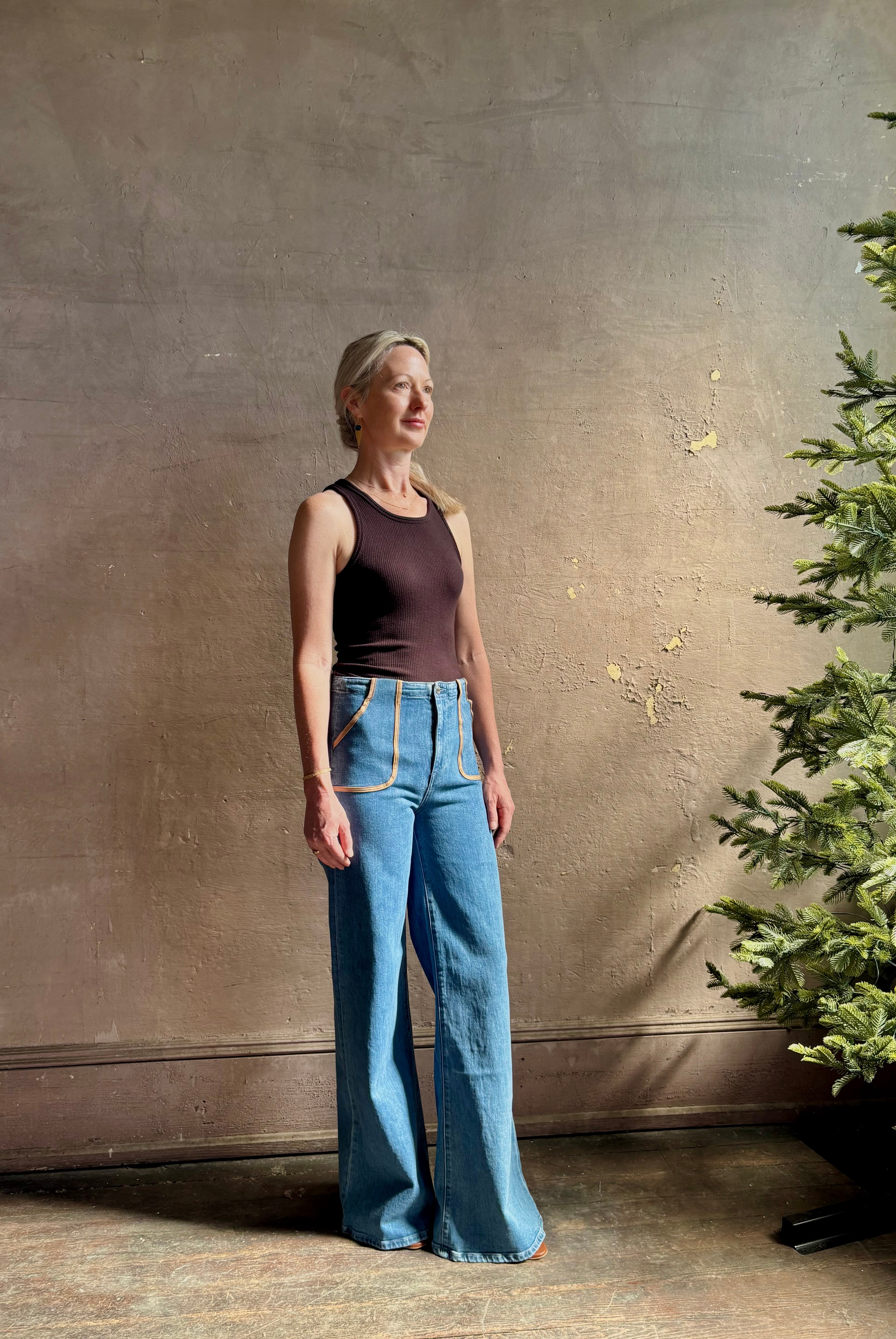 woman wearing Le Jean Joni flare high rise flare comfort stretch denim khaki outlined front patch pockets
