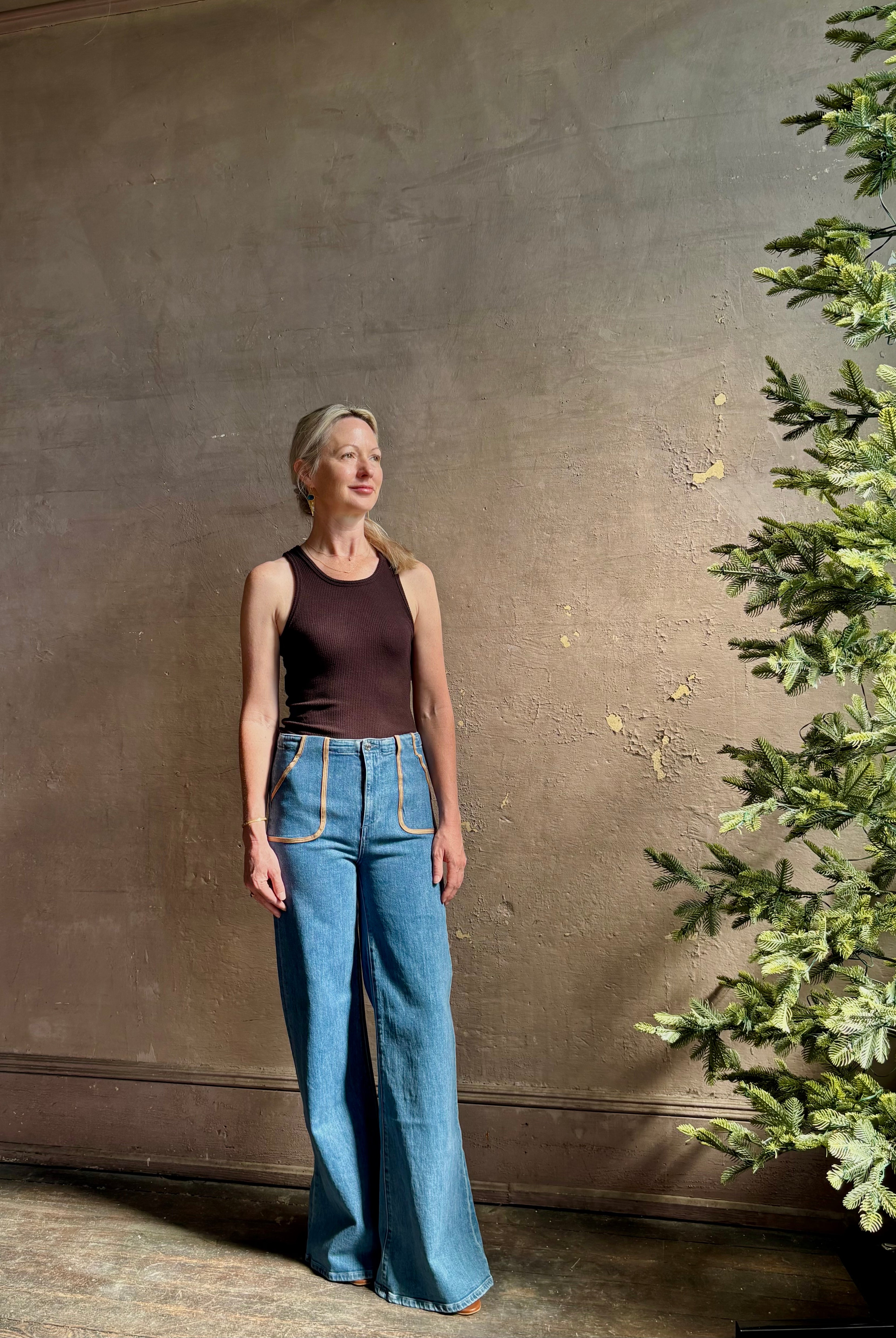 woman wearing Le Jean Joni flare high rise flare comfort stretch denim khaki outlined front patch pockets