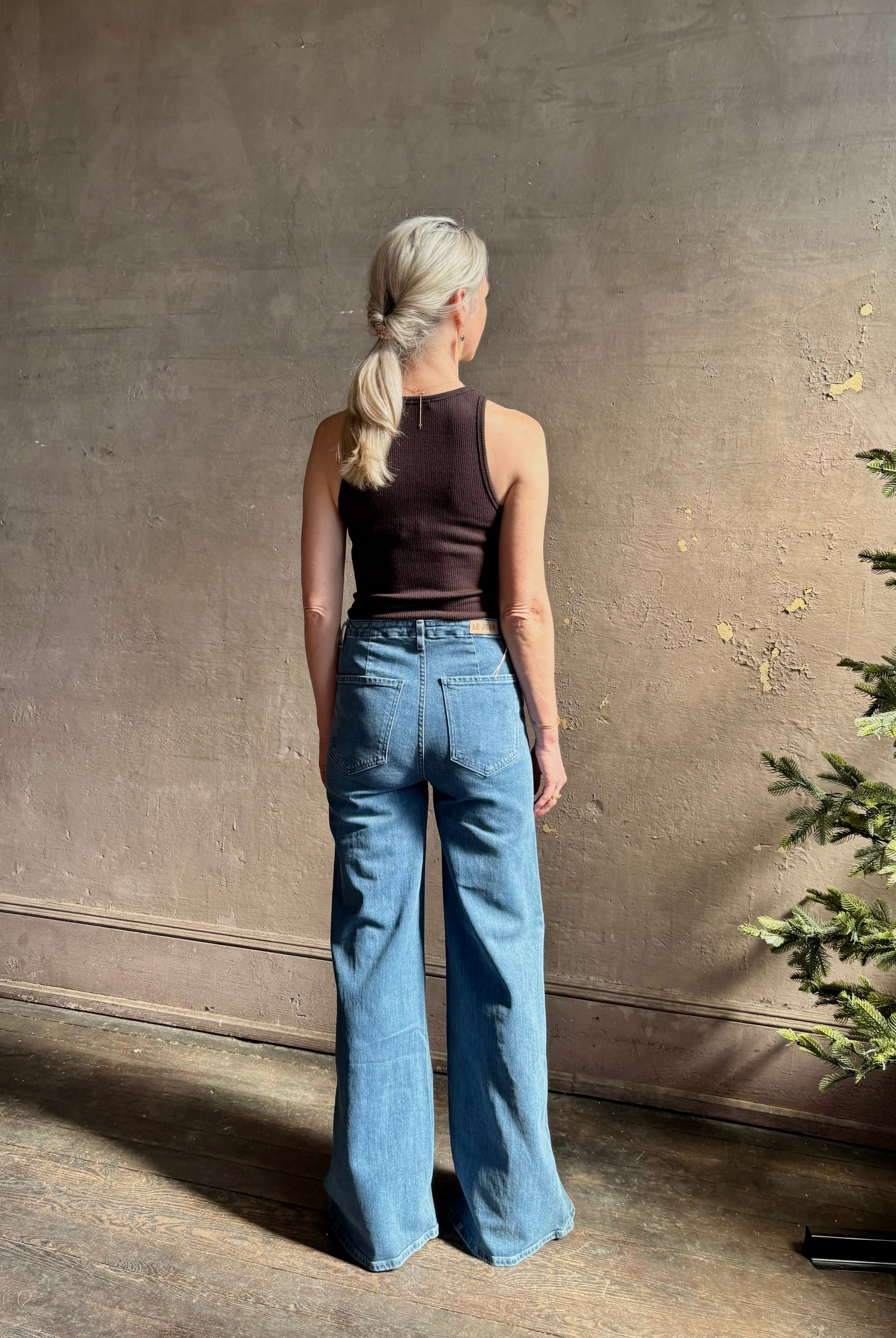 woman wearing Le Jean Joni flare high rise flare comfort stretch denim khaki outlined front patch pockets