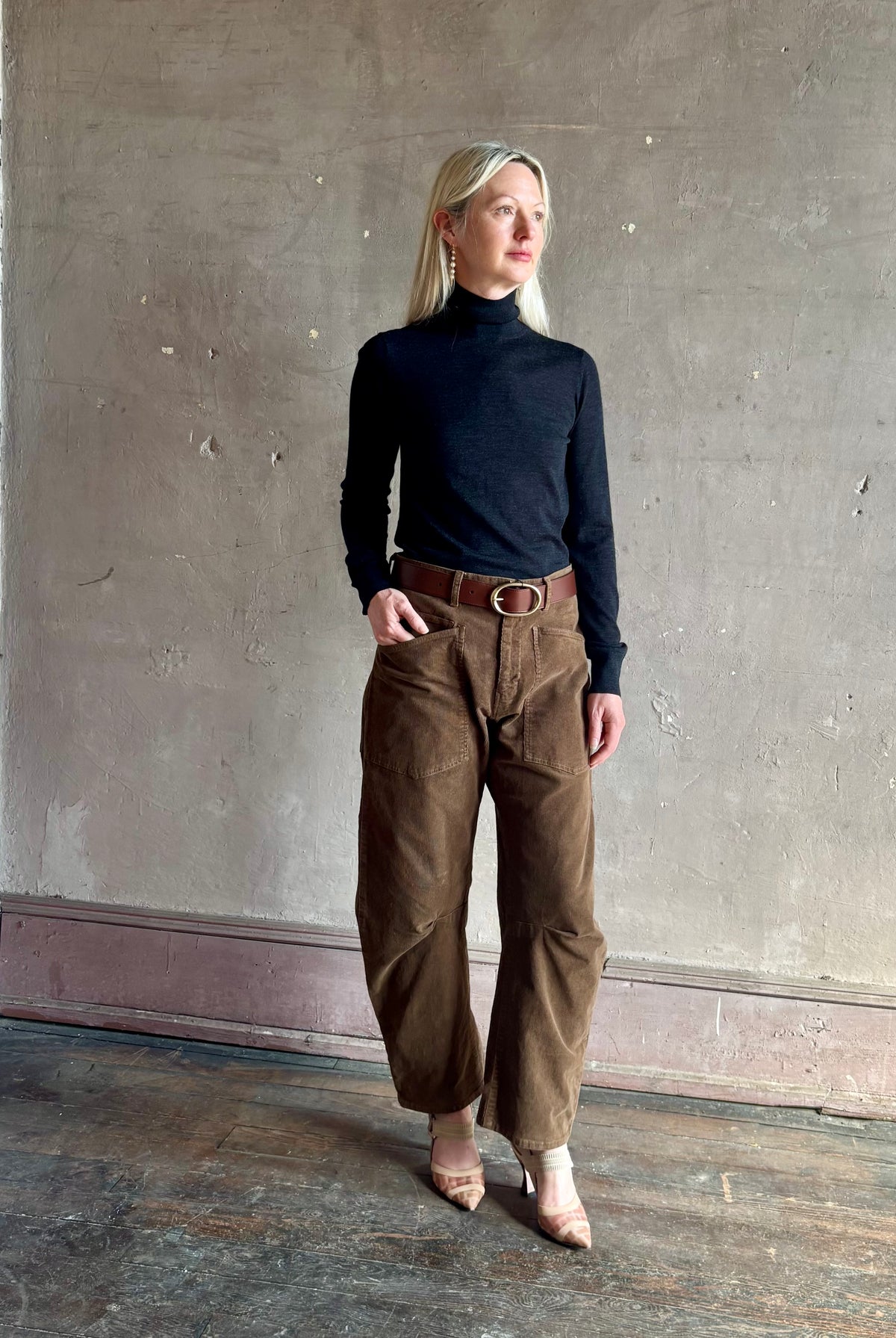 Video reviewing Nili Lotan's Shon hazel Pant fine corduroy barrel silhouette oversized pockets workwear-inspired made in USA