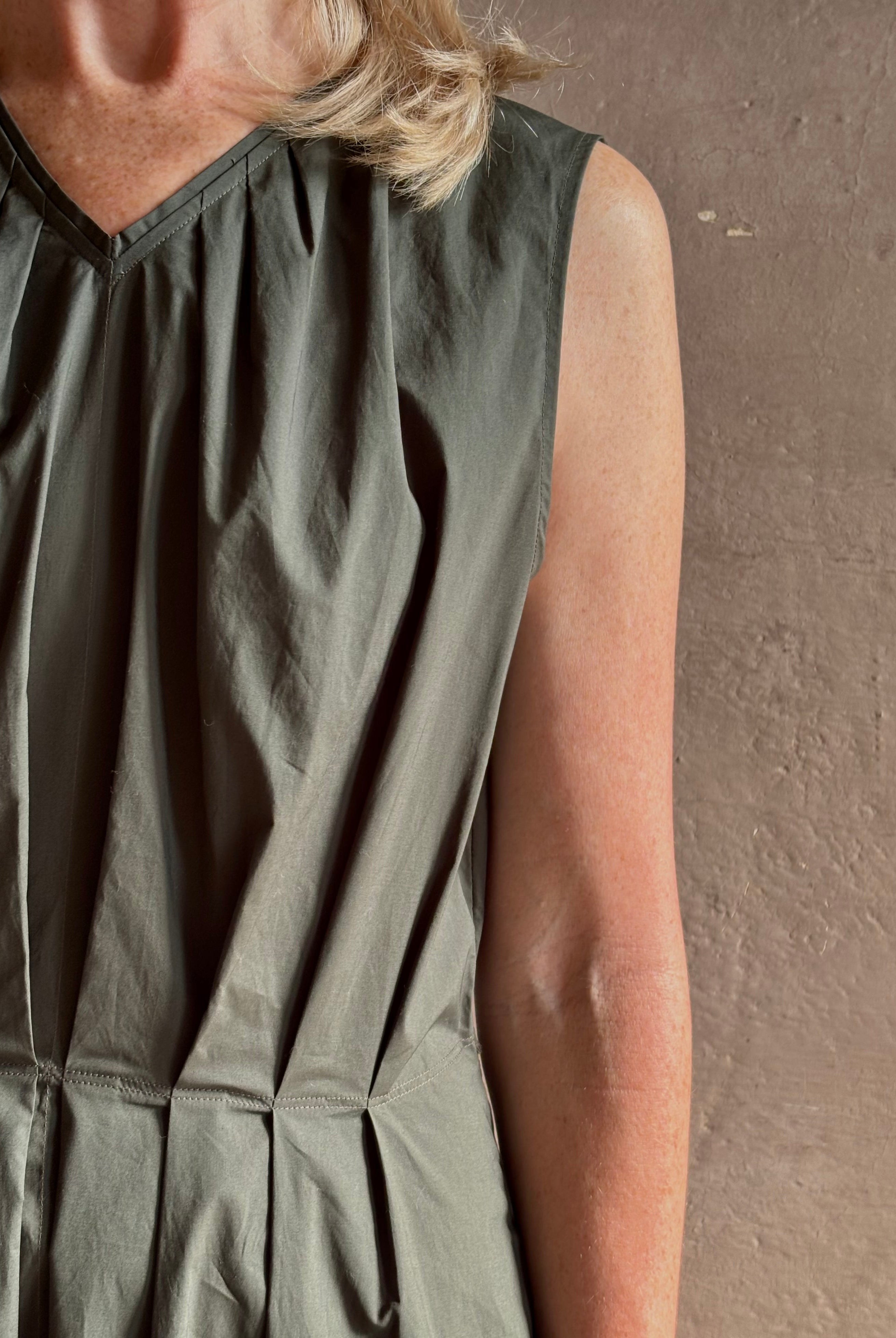 luxury cotton poplin Proenza schouler green maxi dress V-neck sleeveless pleated front bodice fitted natural waist