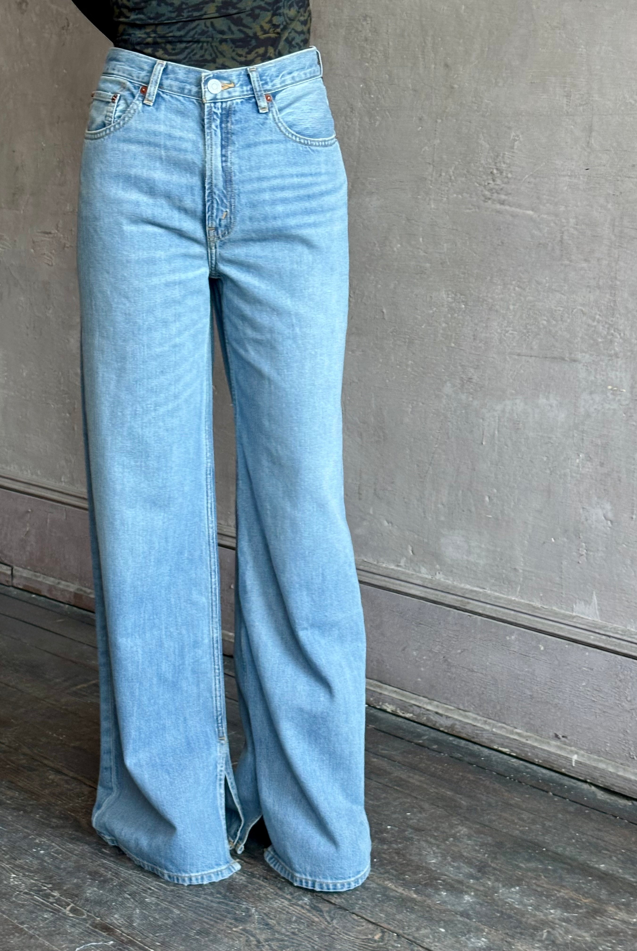 Woman wearing the Low Rider Loose Jean from Re/Done is a thoroughly modern cool girl silhouette rendered in Hacienda wash and crafted from 100% cotton with wide leg and inside vent