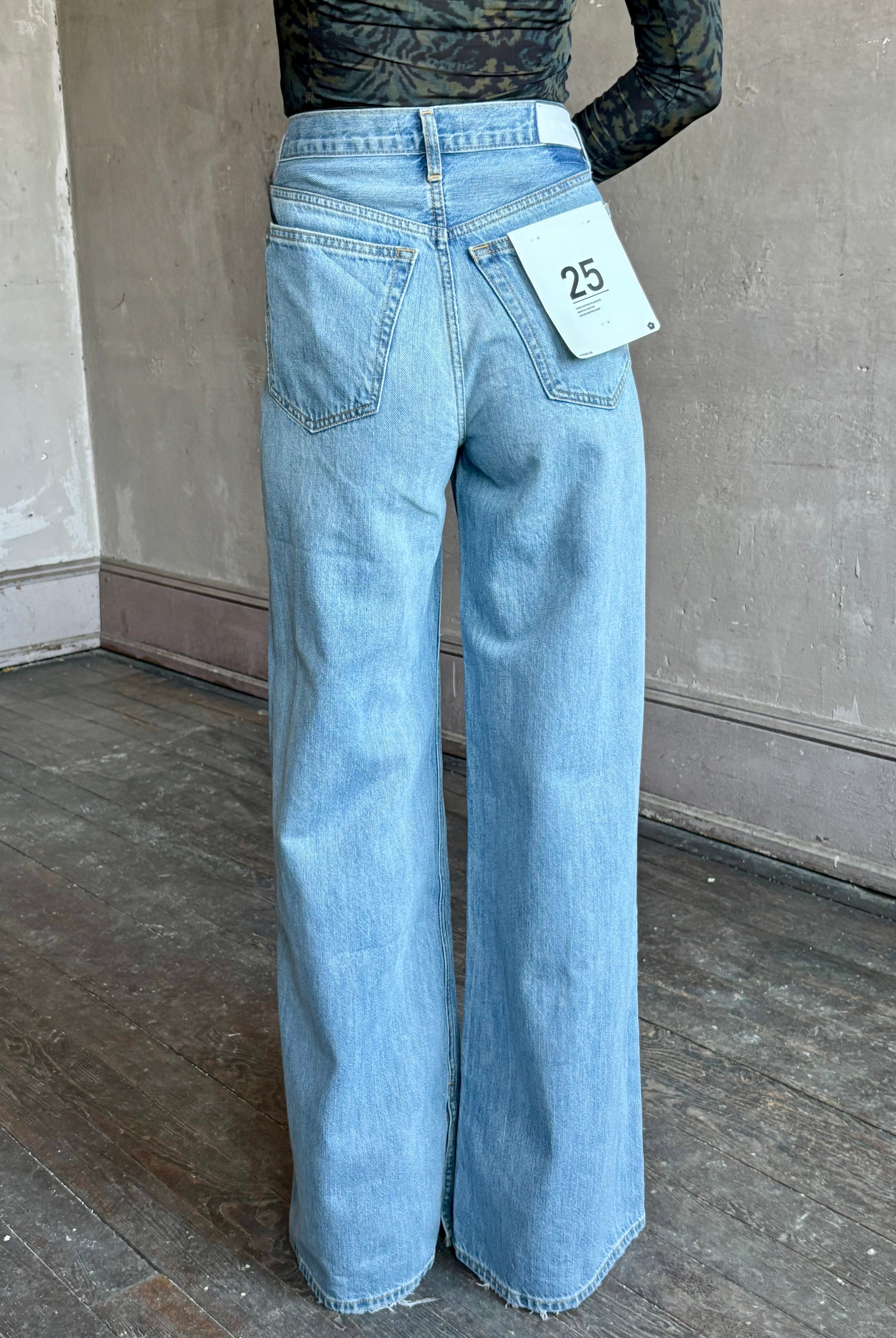 Woman wearing the Low Rider Loose Jean from Re/Done is a thoroughly modern cool girl silhouette rendered in Hacienda wash and crafted from 100% cotton with wide leg and inside vent