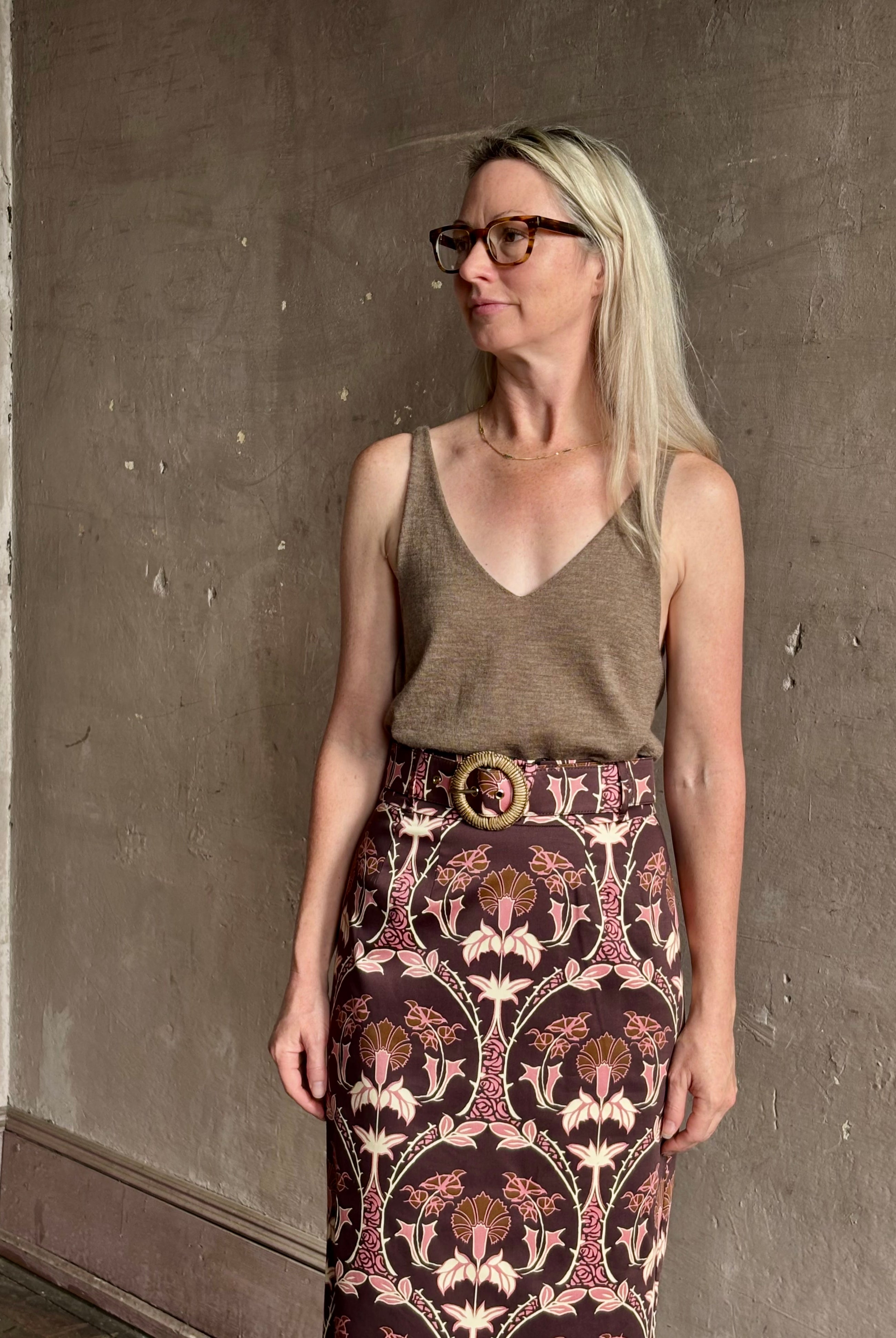 Mature woman wearing SPRWMN camille truffle tank front and back V-necklines in a rolled ege lightweight cashmere
