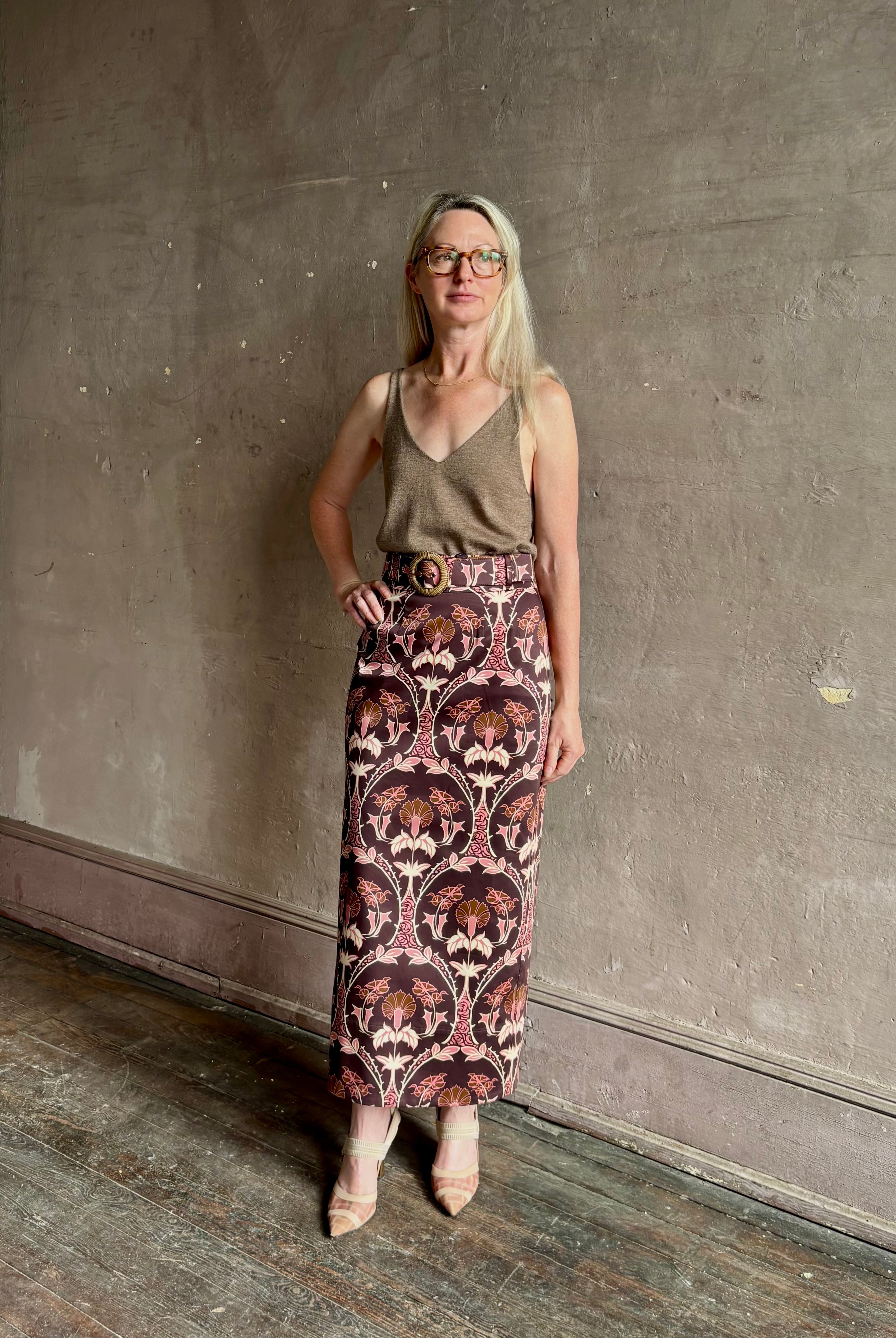 Mature woman wearing SPRWMN camille truffle tank front and back V-necklines in a rolled ege lightweight cashmere