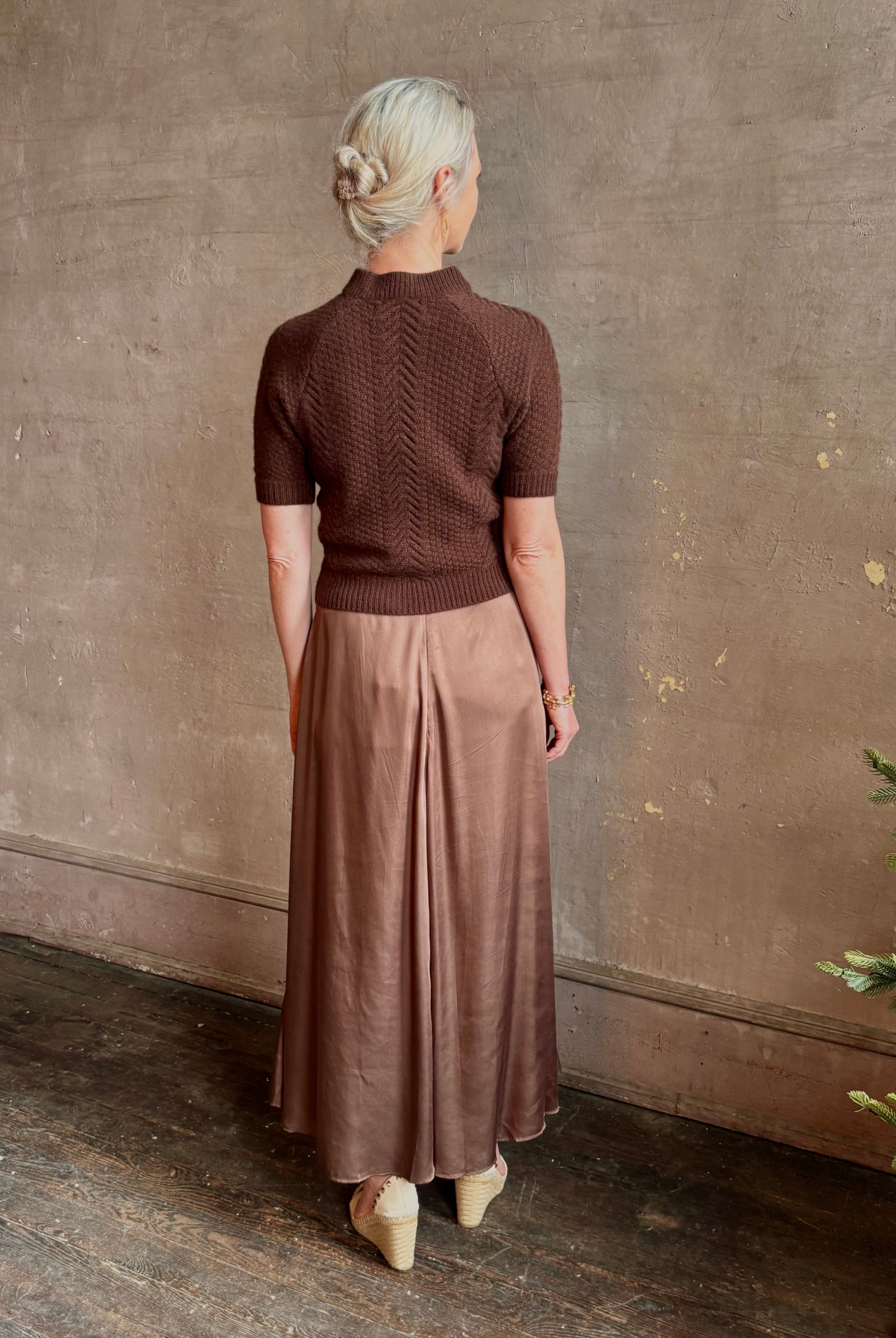 mature woman wearing luxury designer SPRWMN short sleeve brown cashmere sweater with cable texture crew neck