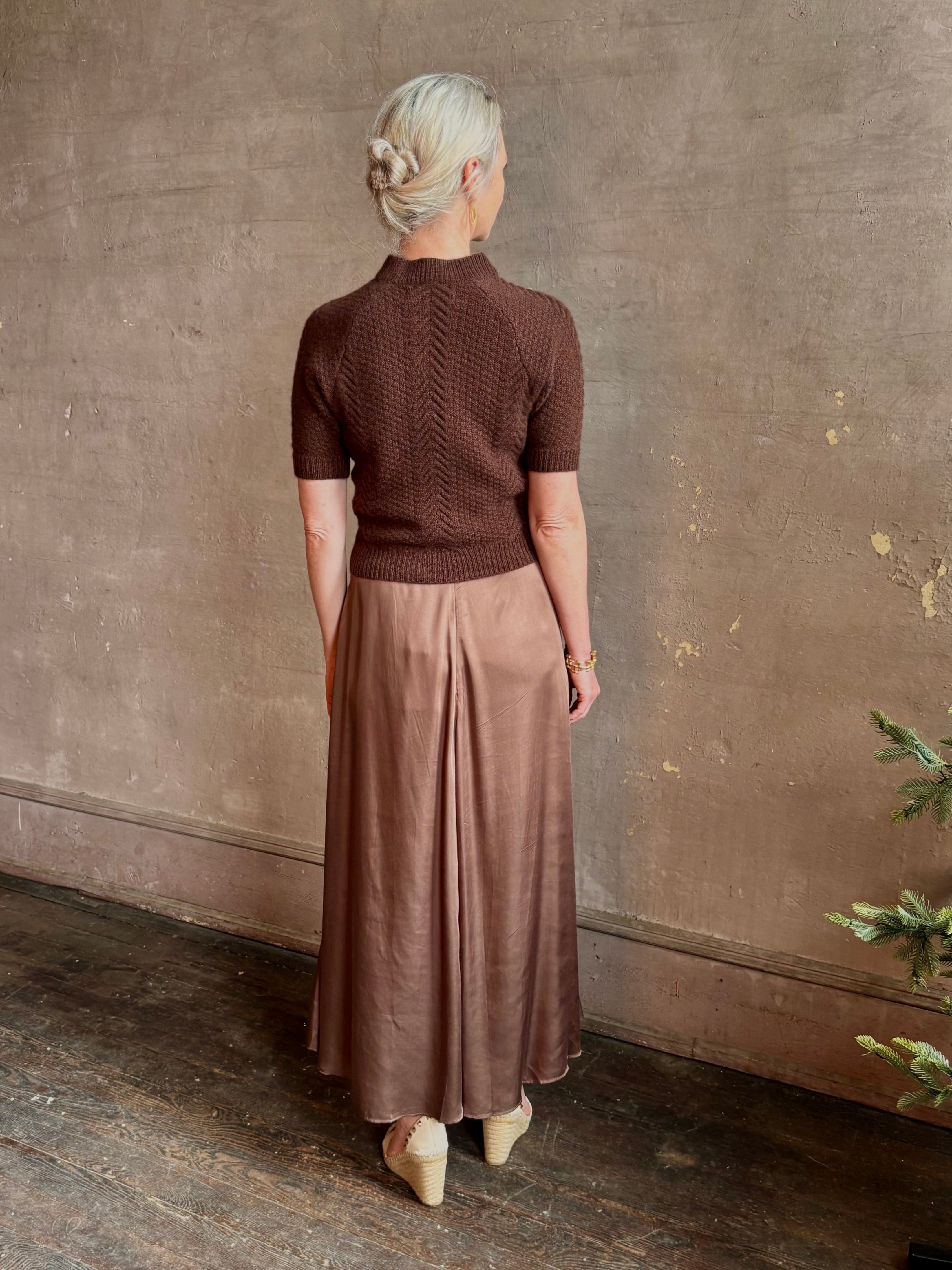 mature woman wearing luxury designer SPRWMN short sleeve brown cashmere sweater with cable texture crew neck