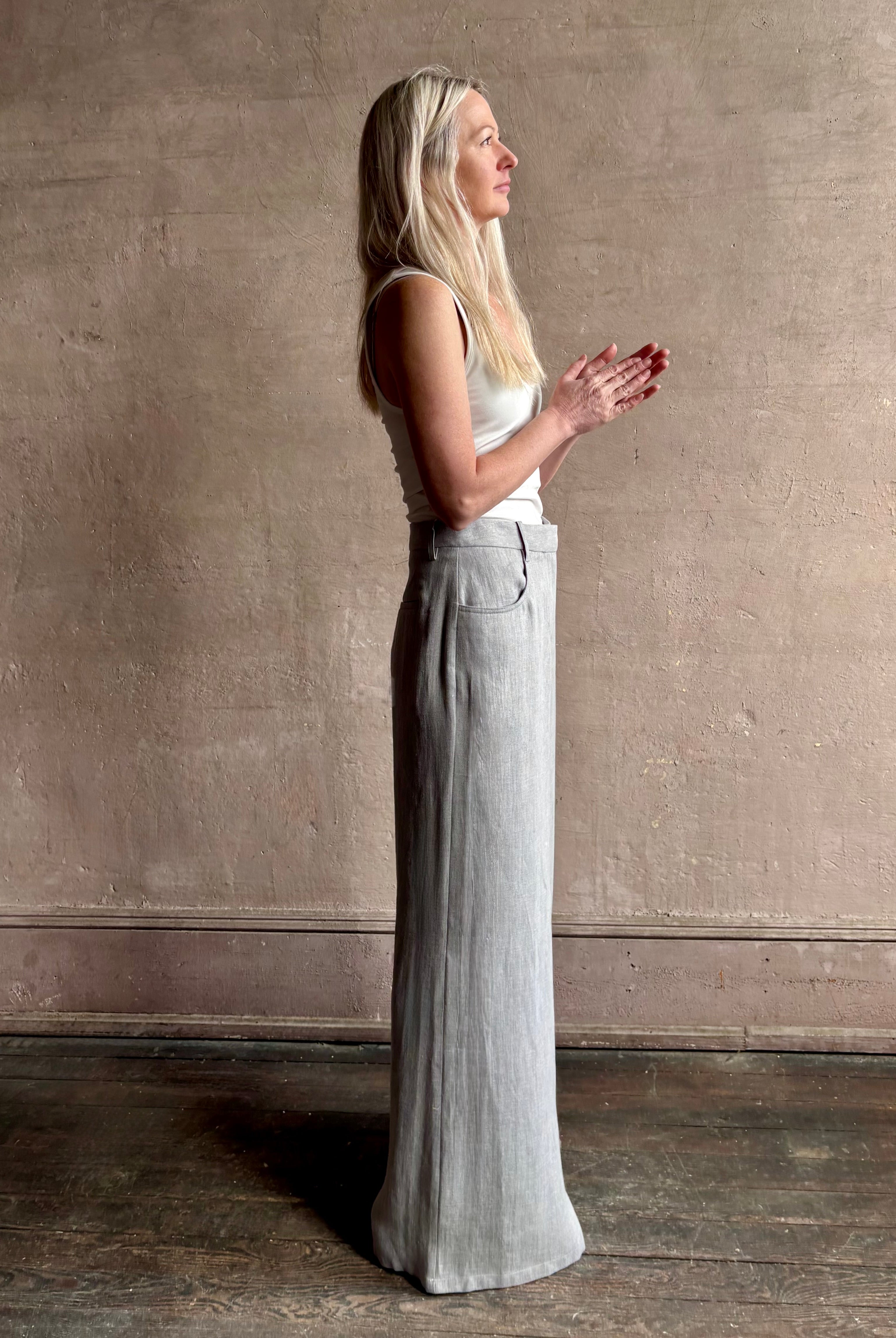 Mature woman wearing the Dillon pant from TWP in an effortlessly sophisticated hemp trouser with an airy wide leg and back pockets