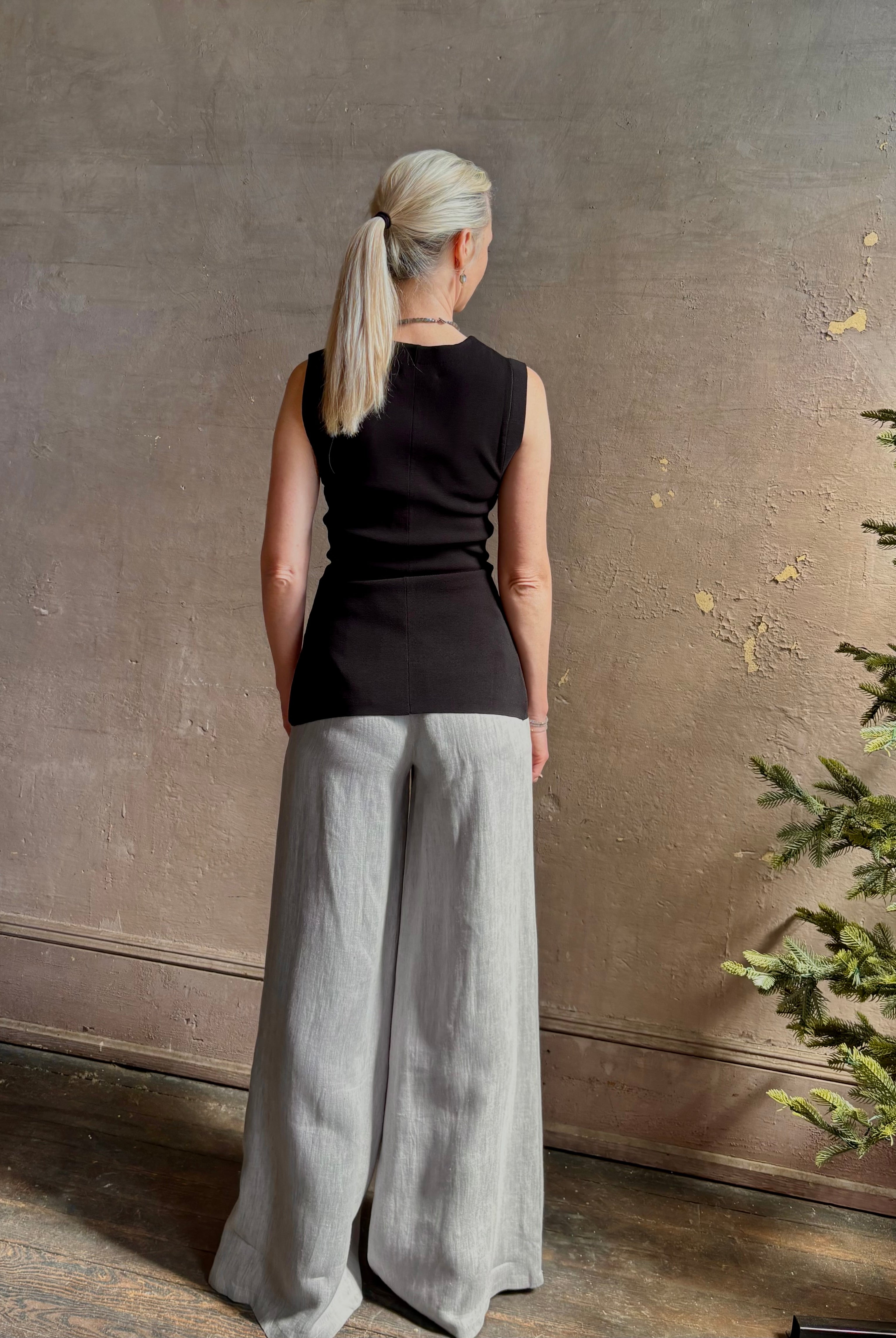 Mature woman wearing the Dillon pant from TWP in an effortlessly sophisticated hemp trouser with an airy wide leg and back pockets