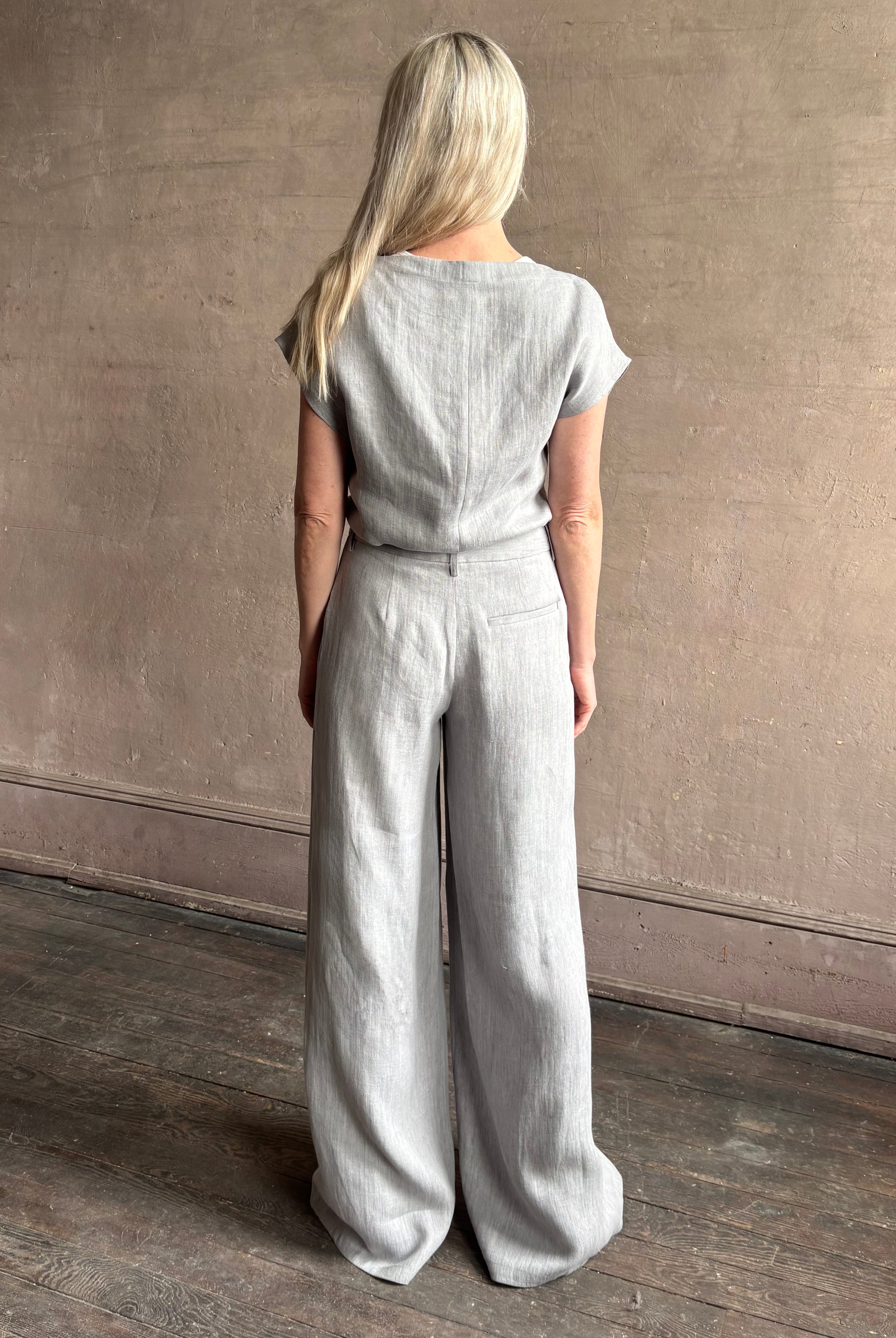 Mature woman wearing the Dillon pant from TWP in an effortlessly sophisticated hemp trouser with an airy wide leg and back pockets