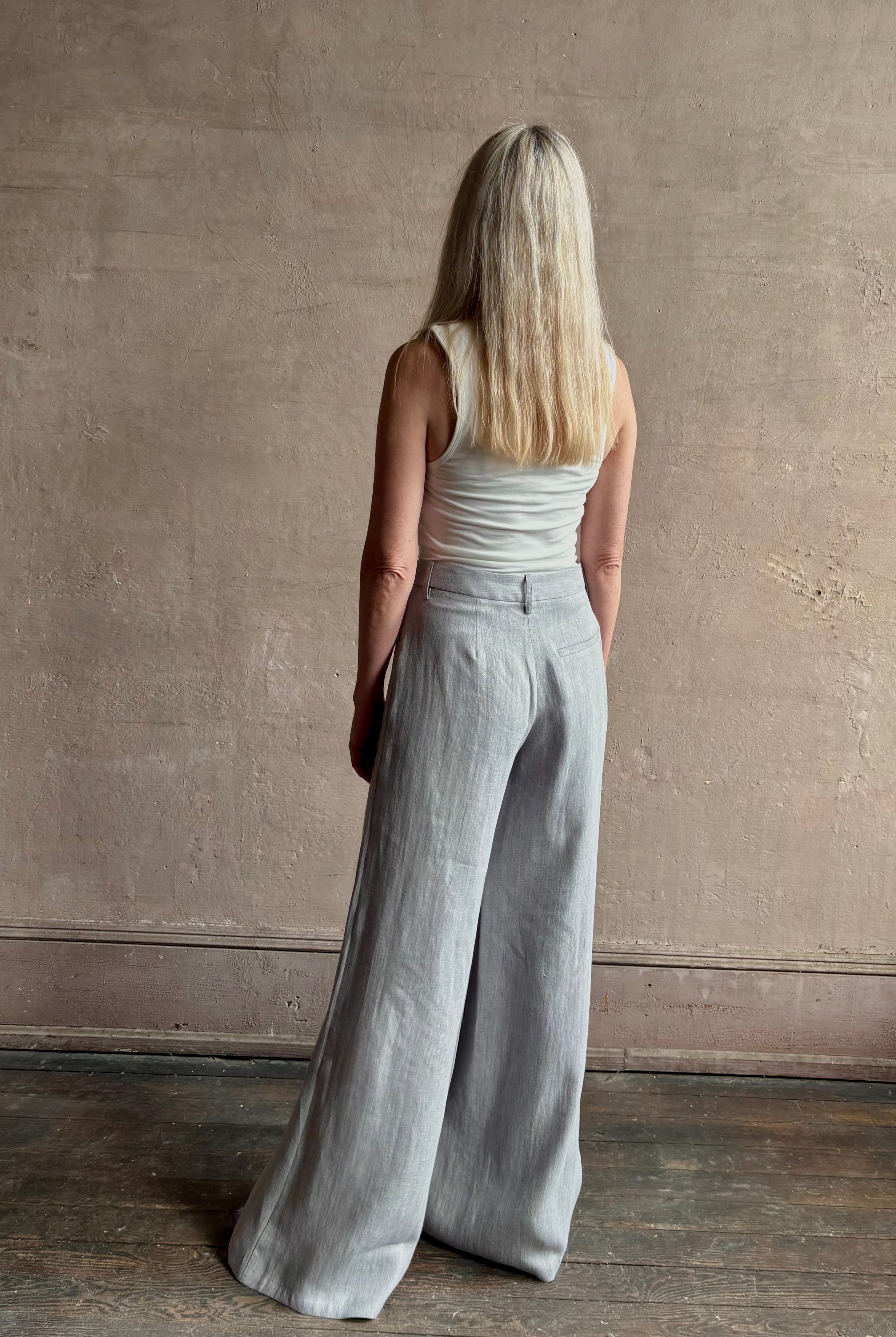 Mature woman wearing the Dillon pant from TWP in an effortlessly sophisticated hemp trouser with an airy wide leg and back pockets