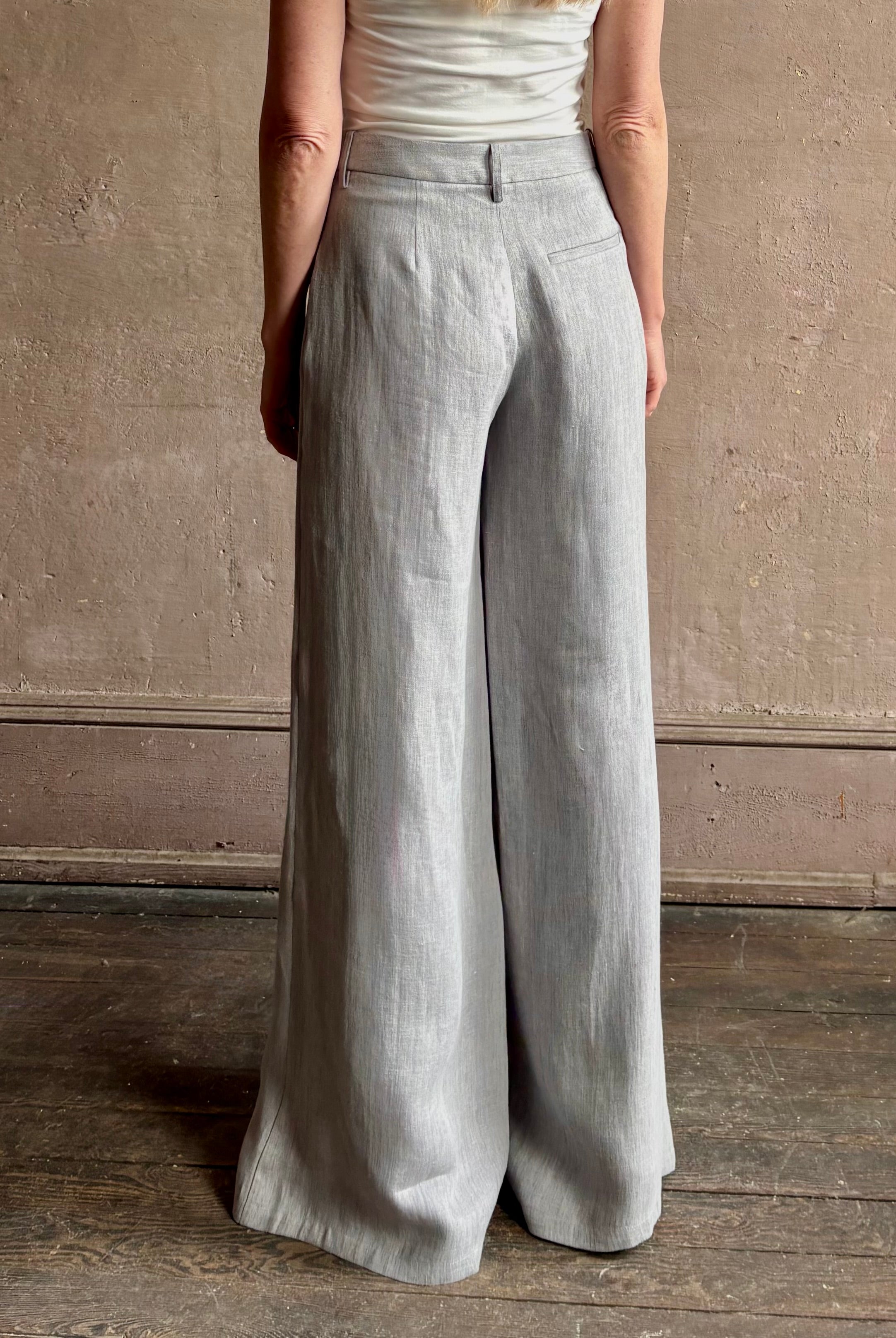 Mature woman wearing the Dillon pant from TWP in an effortlessly sophisticated hemp trouser with an airy wide leg and back pockets