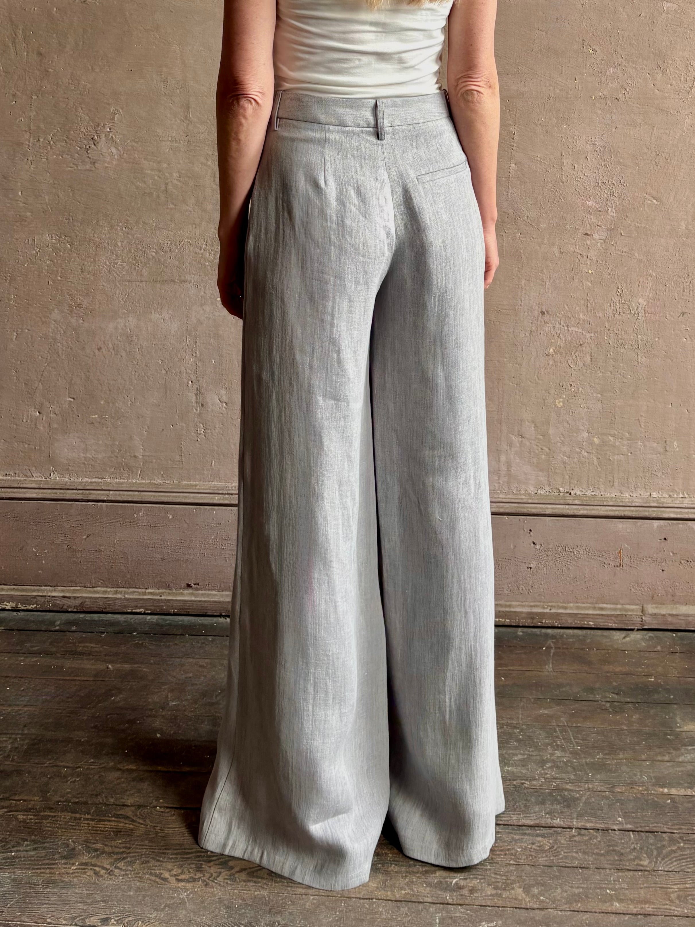 Mature woman wearing the Dillon pant from TWP in an effortlessly sophisticated hemp trouser with an airy wide leg and back pockets