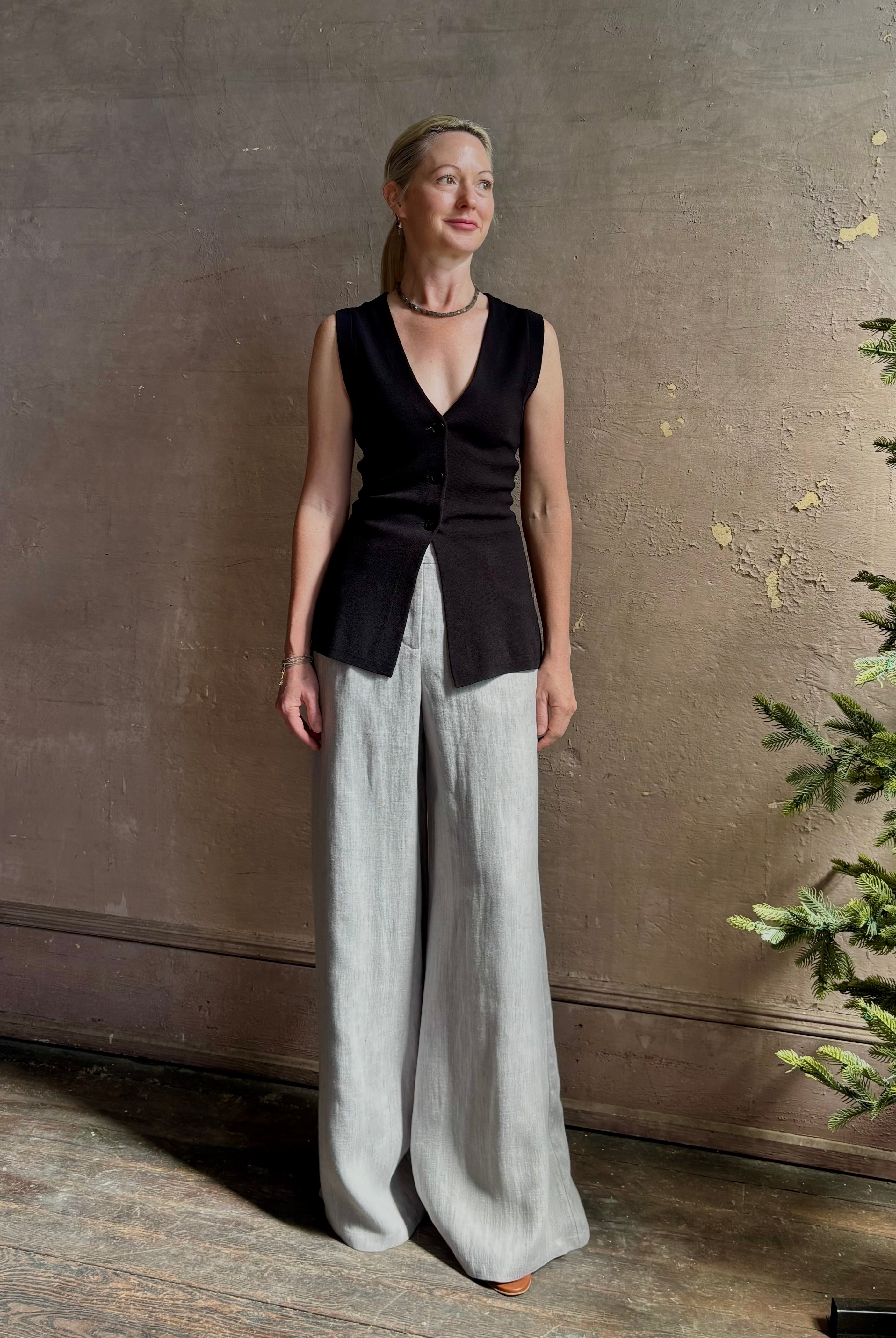 Mature woman wearing the Dillon pant from TWP in an effortlessly sophisticated hemp trouser with an airy wide leg and back pockets