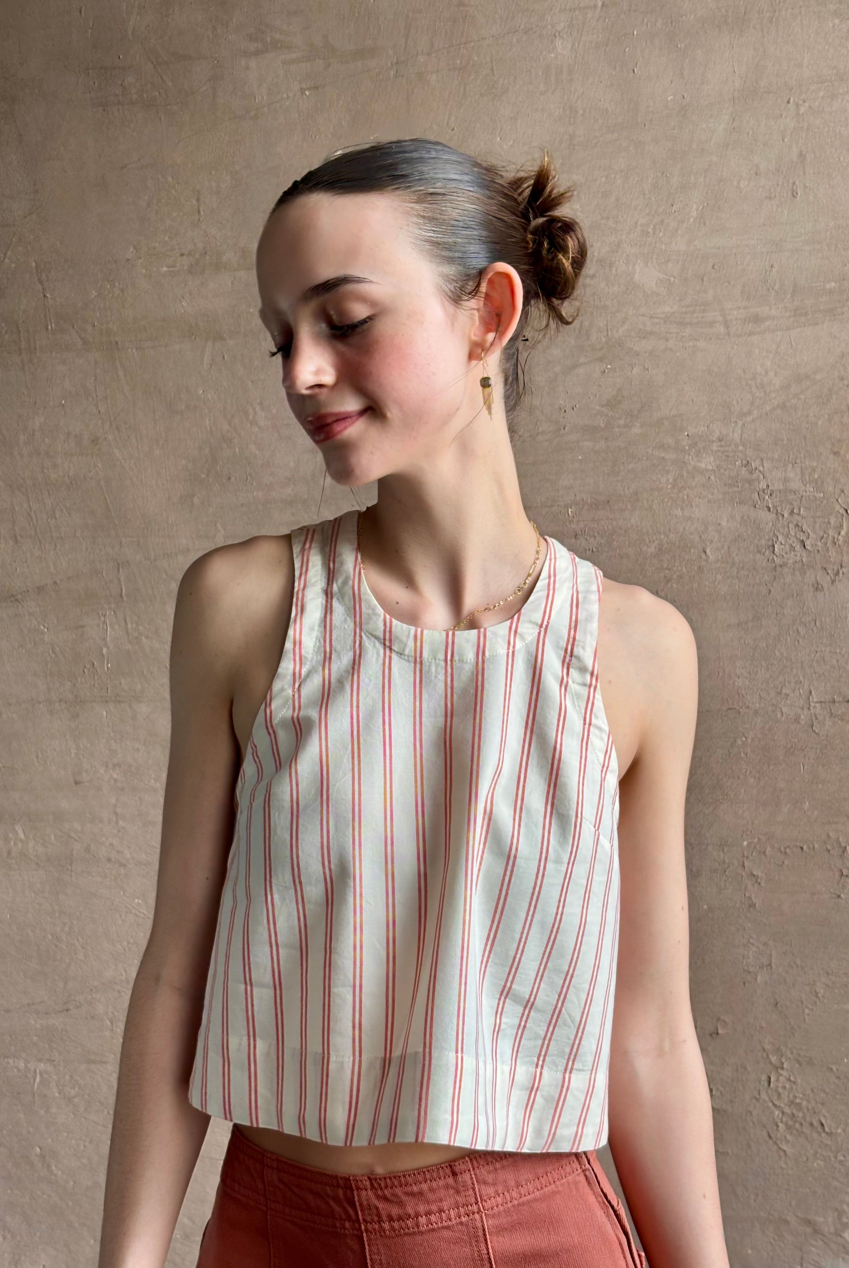 Woman wearing premium elevated casual wear Trovata Esther crew neck sleeveless cotton poplin crop top in cream and rose stripe