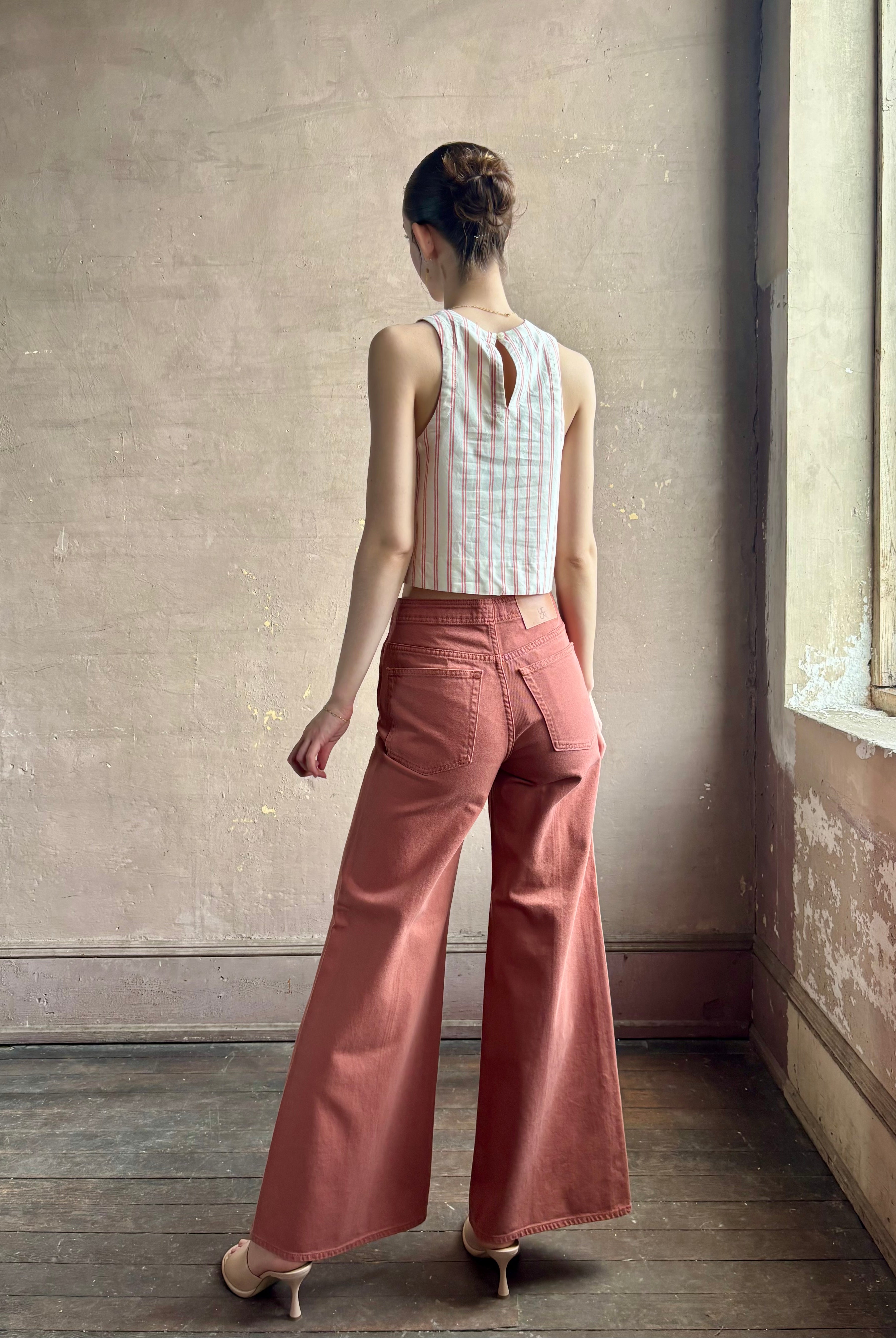 Woman wearing premium elevated casual wear Trovata Esther crew neck sleeveless cotton poplin crop top in cream and rose stripe