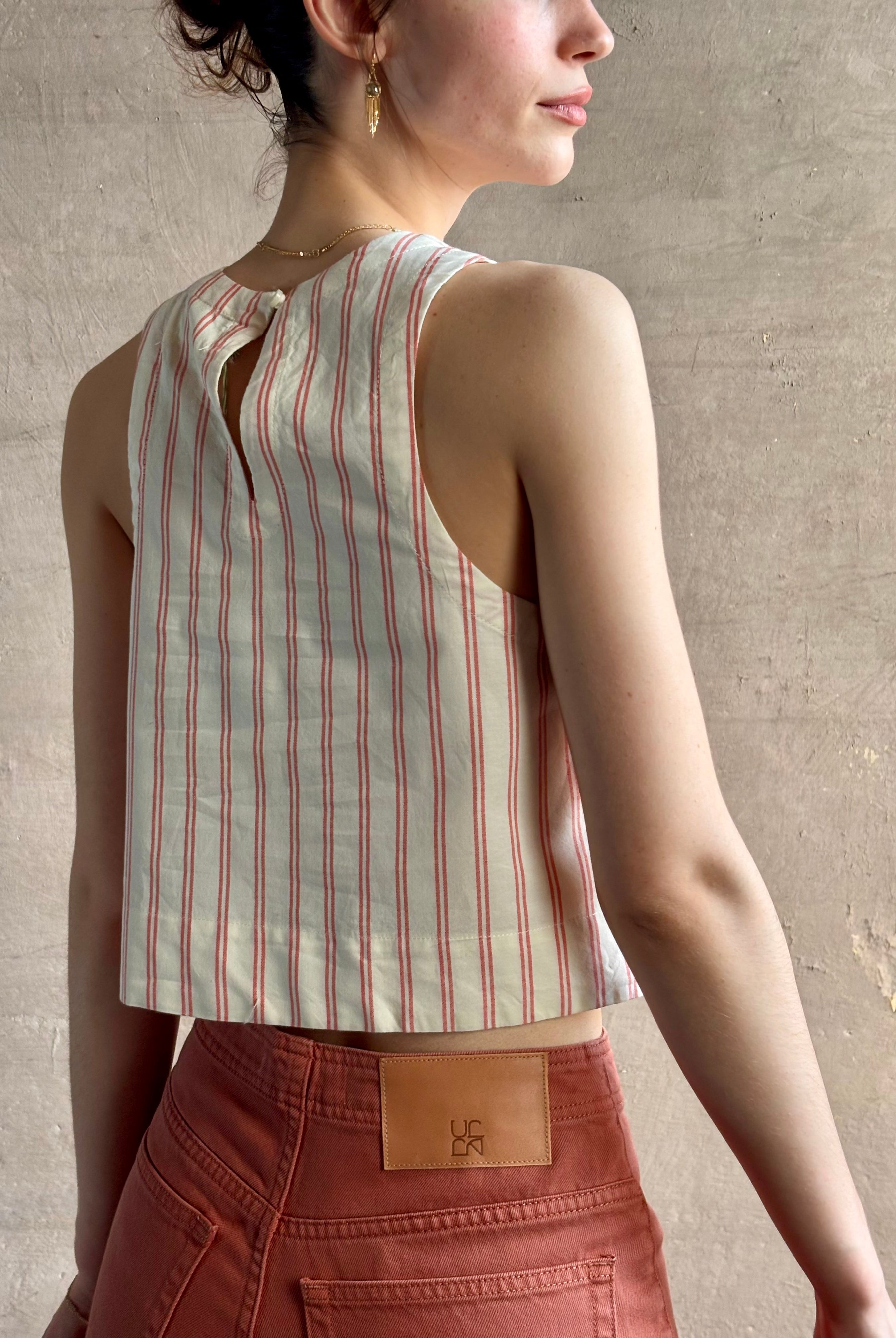 Woman wearing premium elevated casual wear Trovata Esther crew neck sleeveless cotton poplin crop top in cream and rose stripe