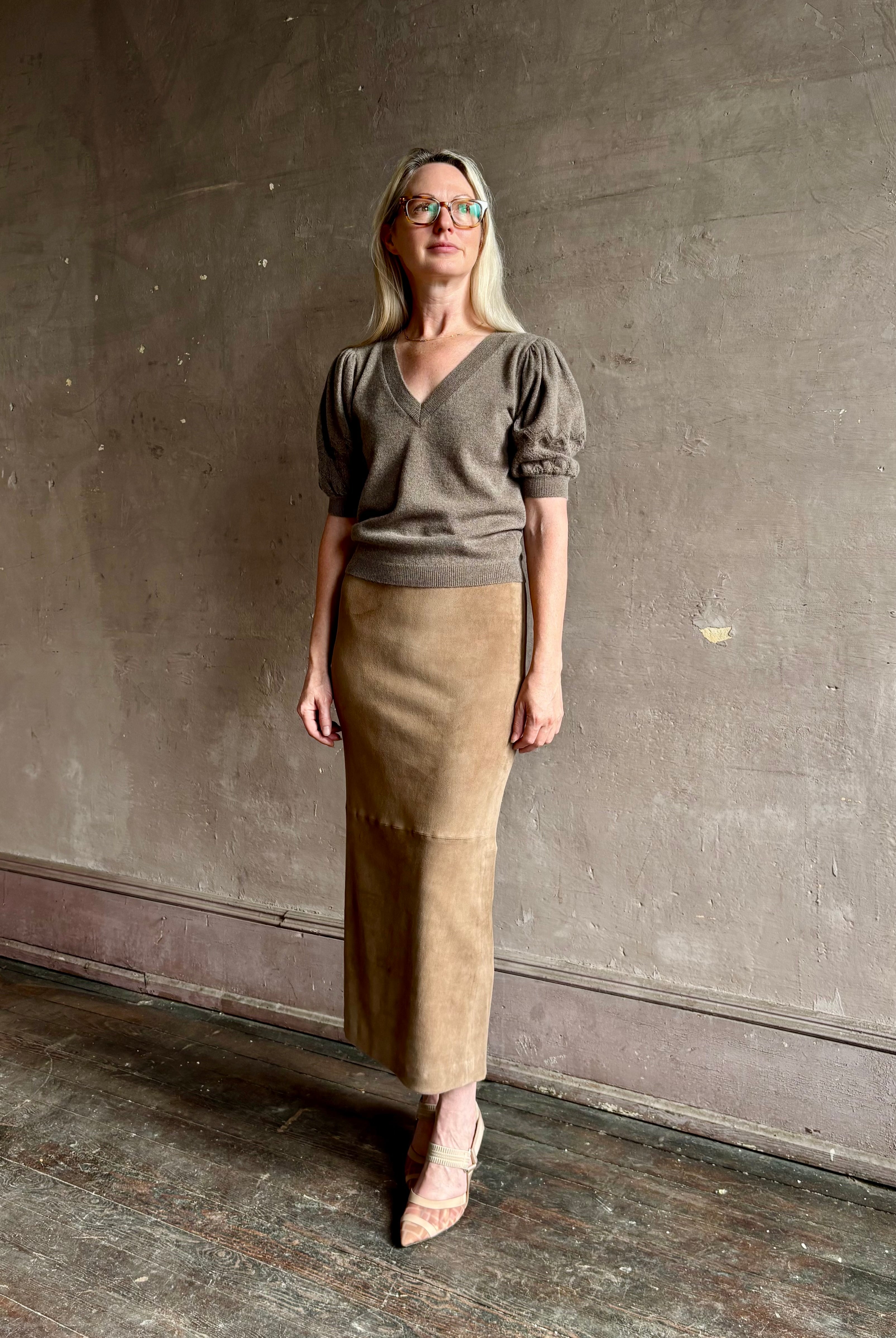 Mature woman wearing Ulla Johnson Reina v-neck driftwood brown short sleeve iIntricate Woven Sleeve Detail