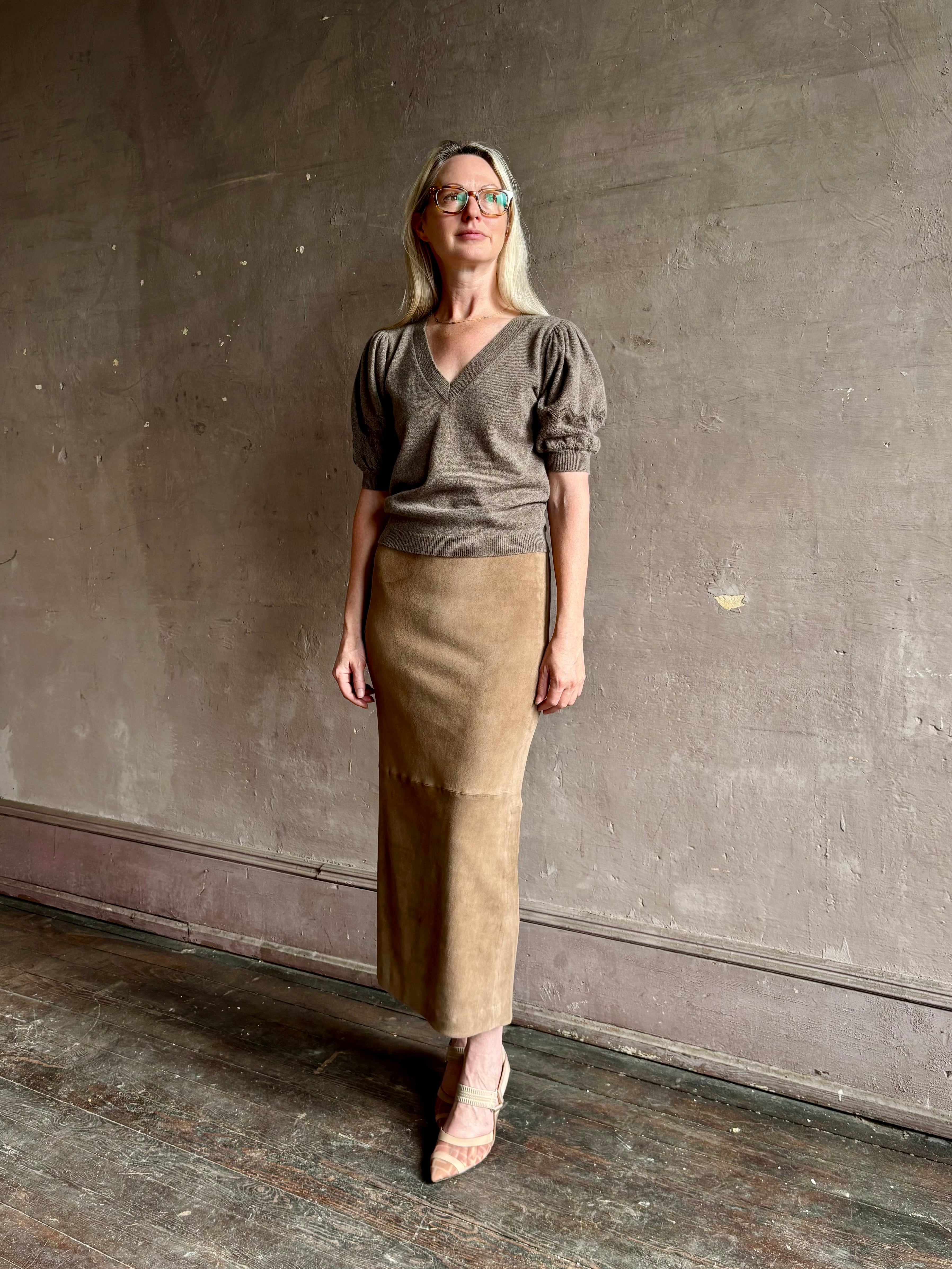 Mature woman wearing Ulla Johnson Reina v-neck driftwood brown short sleeve iIntricate Woven Sleeve Detail