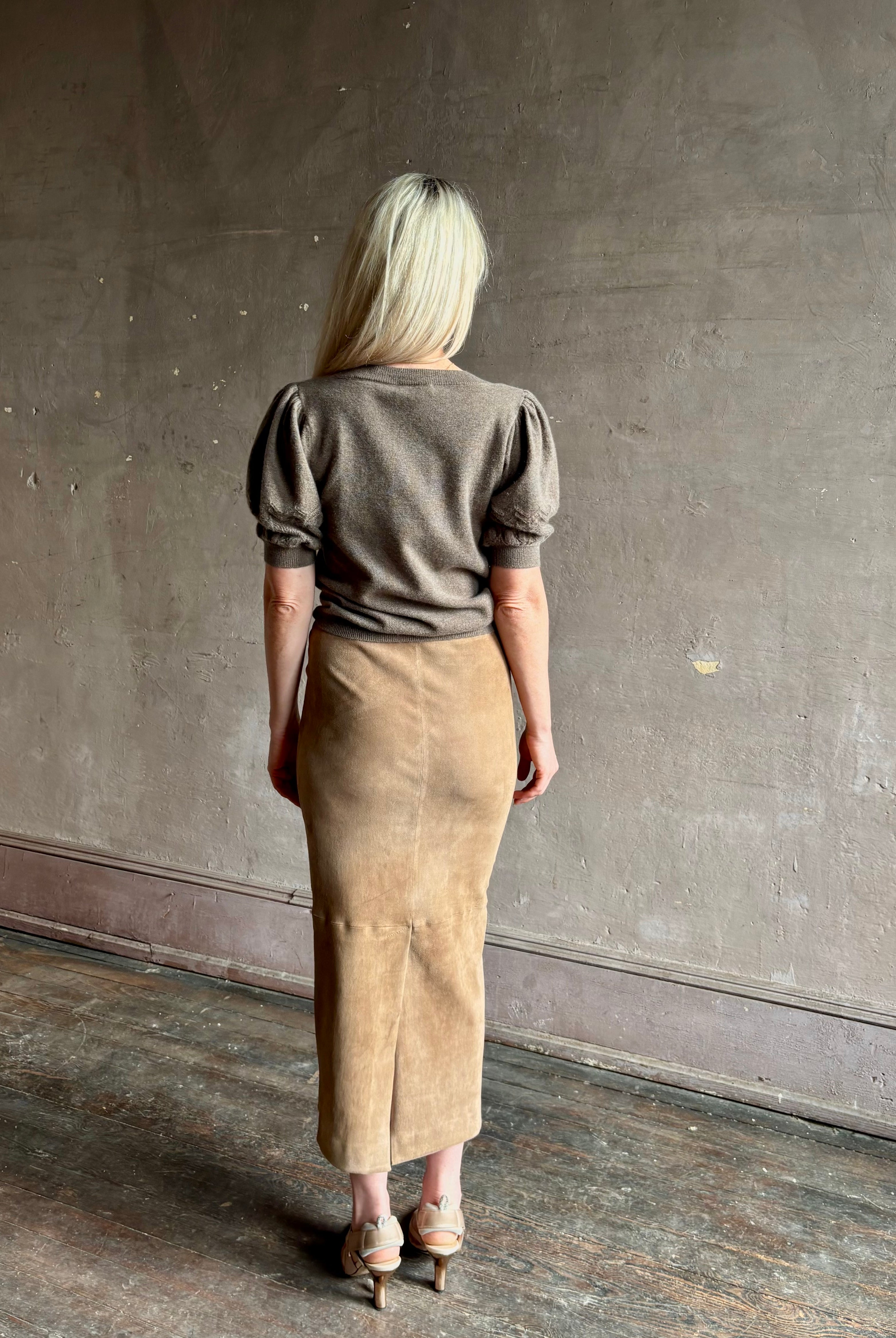Mature woman wearing Ulla Johnson Reina v-neck driftwood brown short sleeve iIntricate Woven Sleeve Detail