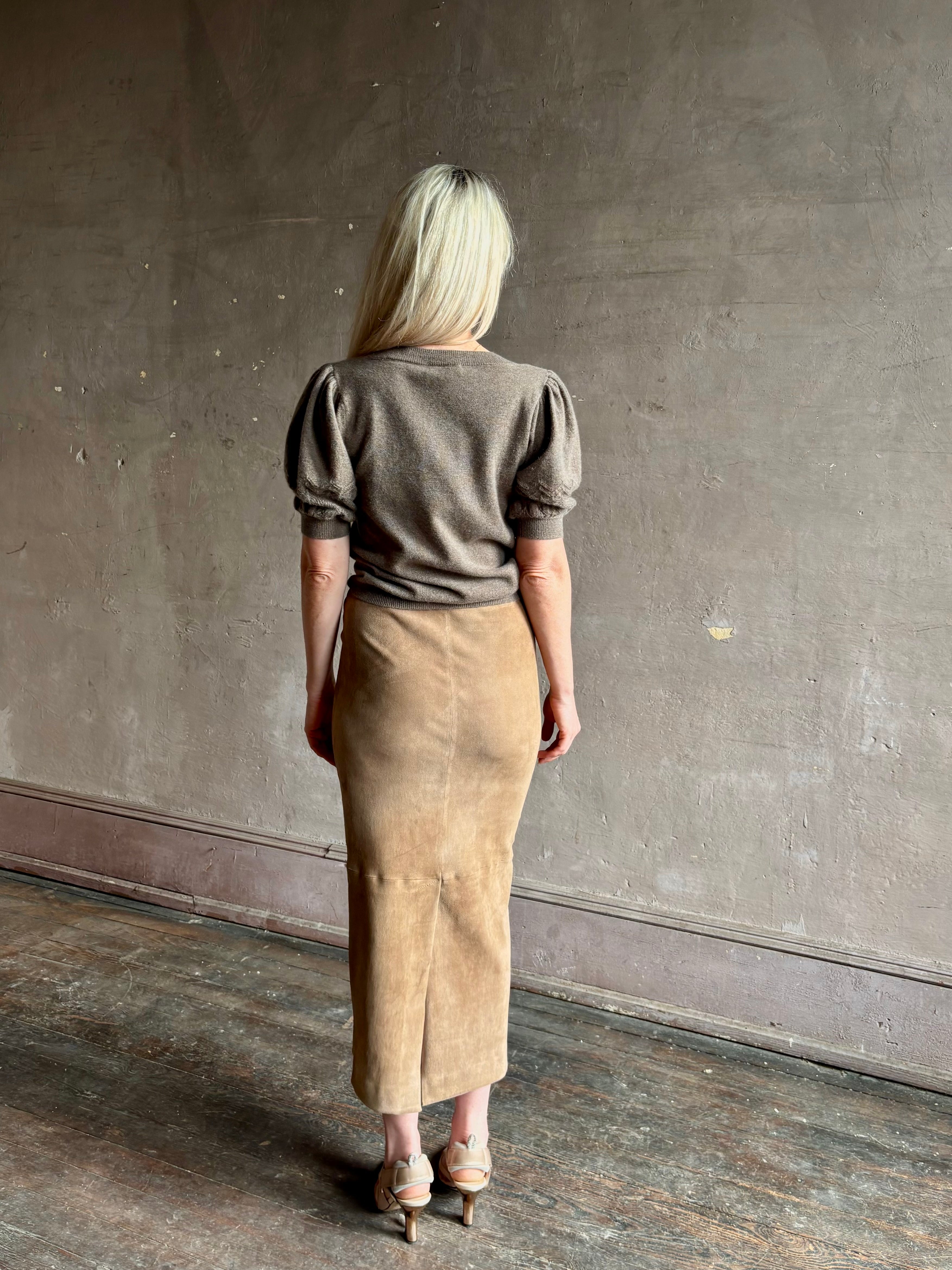 Mature woman wearing Ulla Johnson Reina v-neck driftwood brown short sleeve iIntricate Woven Sleeve Detail