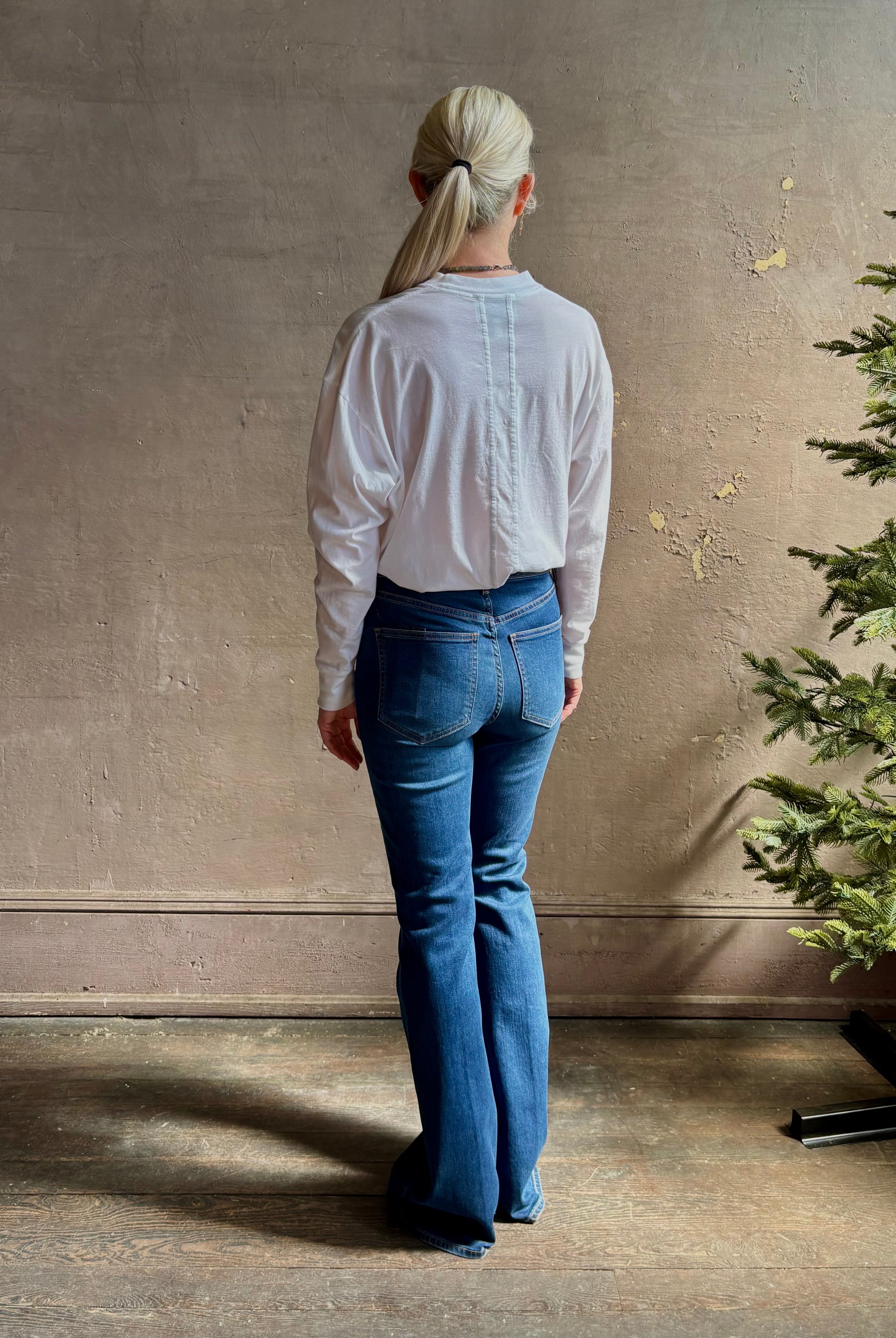 Mature woman wearing VERONICA BEARD BEVERLY JEANS medium wash Women's Cotton Blend High-Rise Flared Leg
