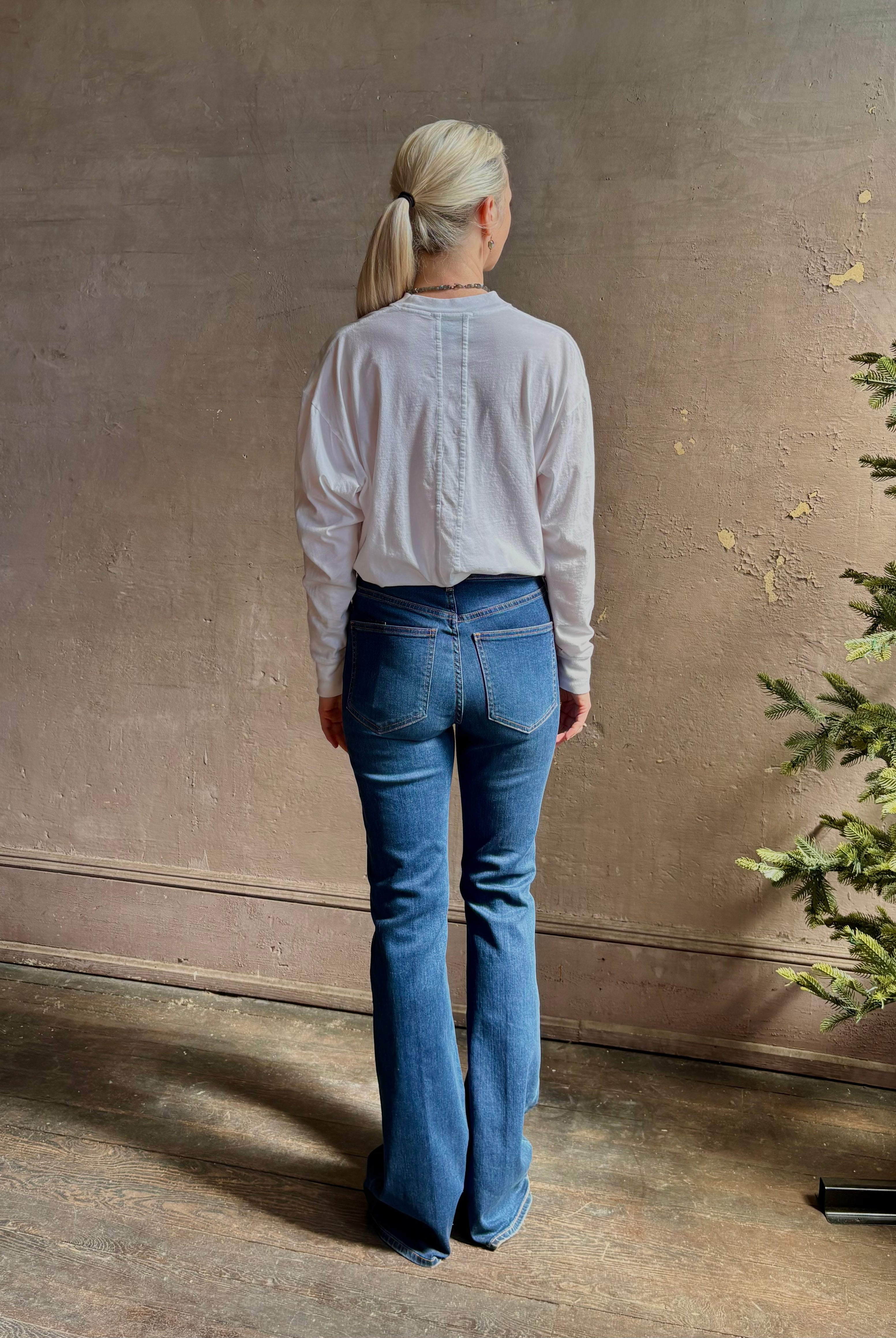 Mature woman wearing VERONICA BEARD BEVERLY JEANS medium wash Women's Cotton Blend High-Rise Flared Leg