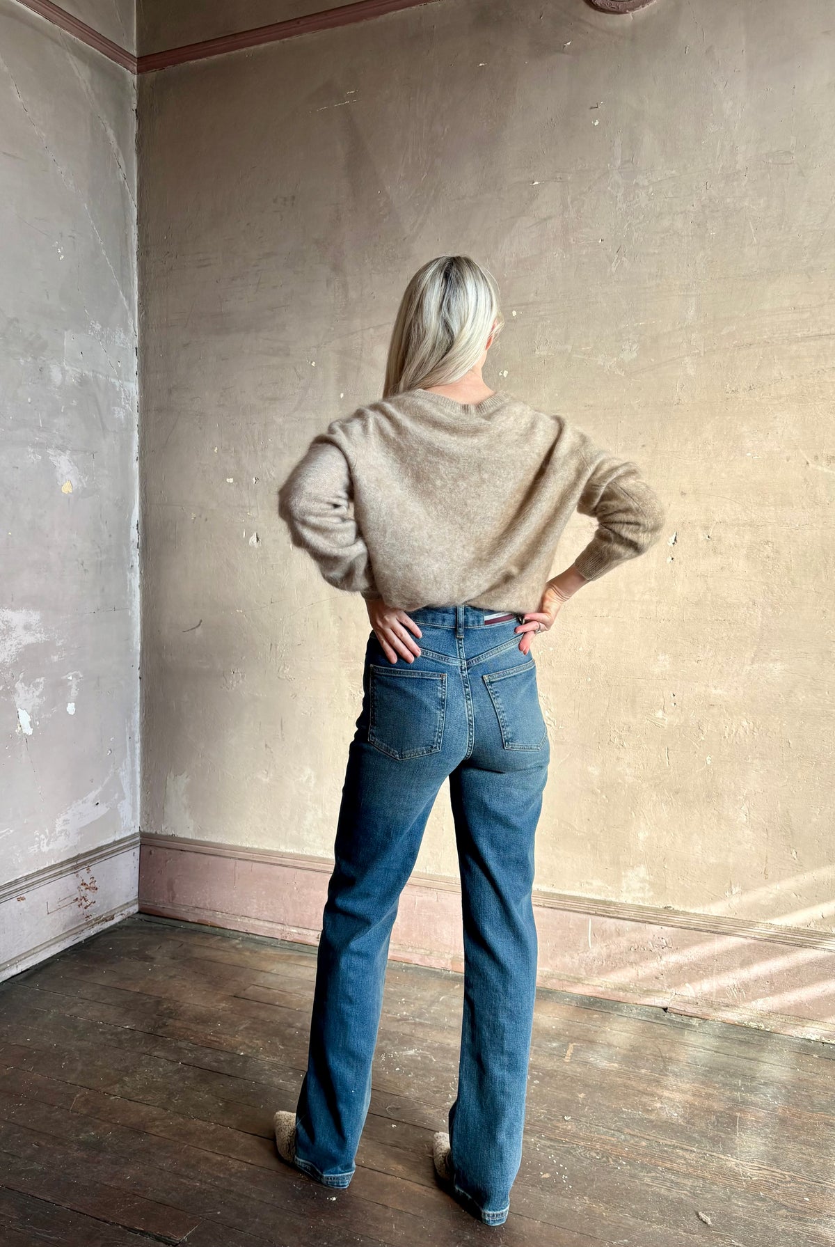 Rear view of Vanessa Bruno's Benito Jean in Bleu Gris cotton-elastane denim with a high rise and straight leg. Made in France, cool, polished Parisian ease