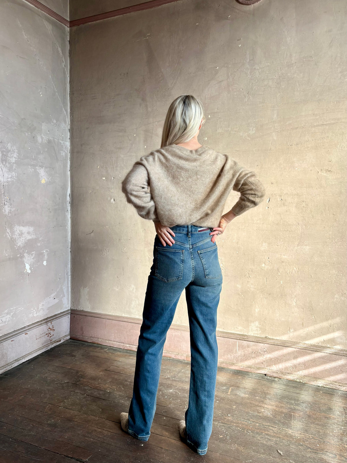Rear view of Vanessa Bruno's Benito Jean in Bleu Gris cotton-elastane denim with a high rise and straight leg. Made in France, cool, polished Parisian ease