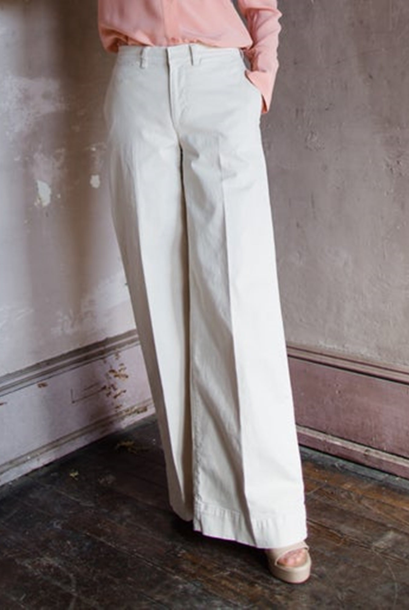 Image featuring a woman wearing the Frame Wide Leg Tomboy Khaki Trouser.