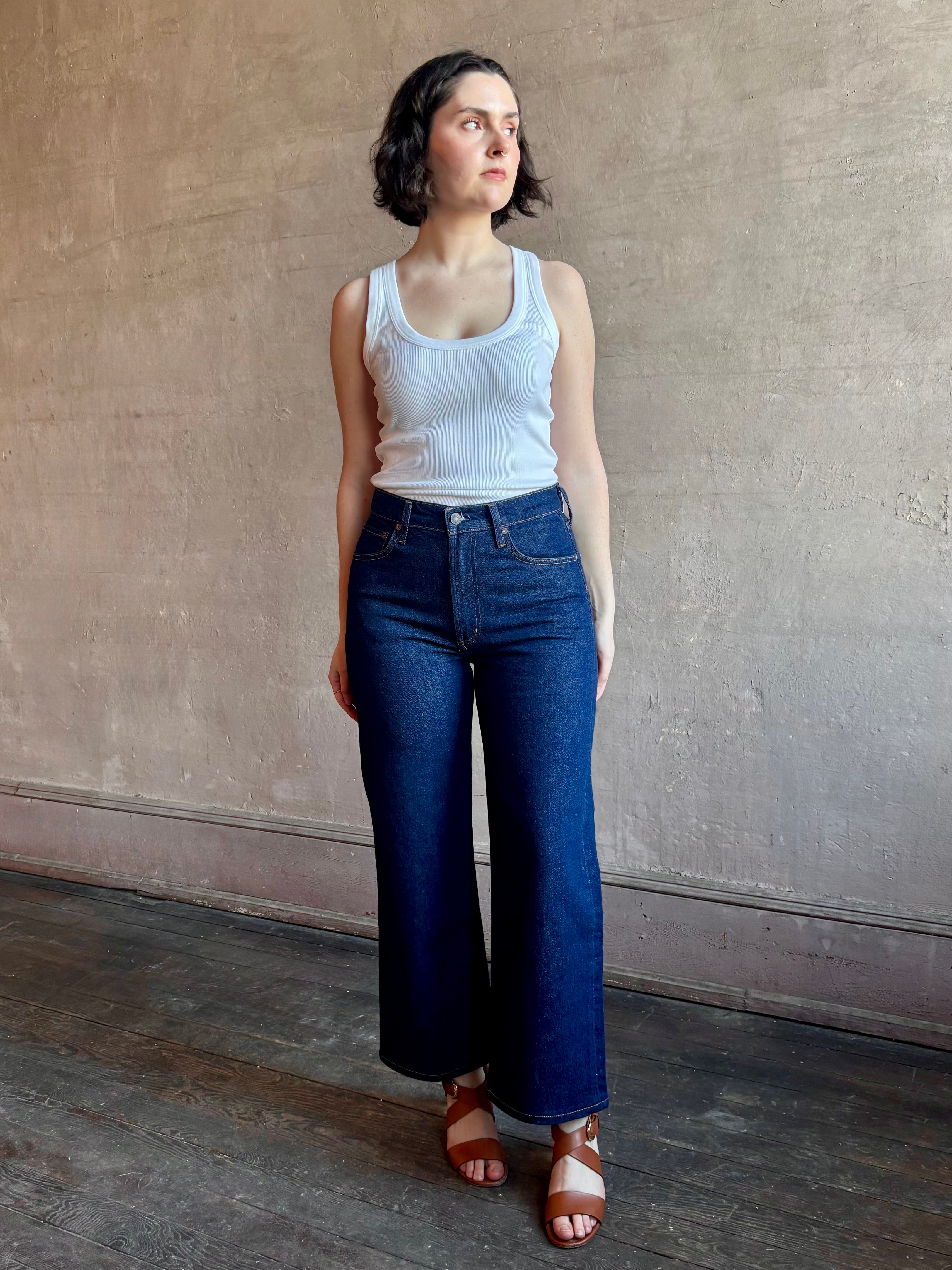 Woman wearing AGOLDE Harper rigid cotton Denim in Reissue dark wash with a cropped finish hem and no distressing