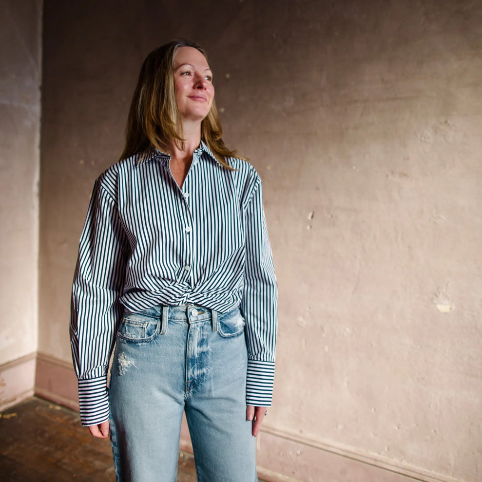 Image featuring a woman wearing the Frame oversized shirt with a button front and long sleeves fabricated in cotton.