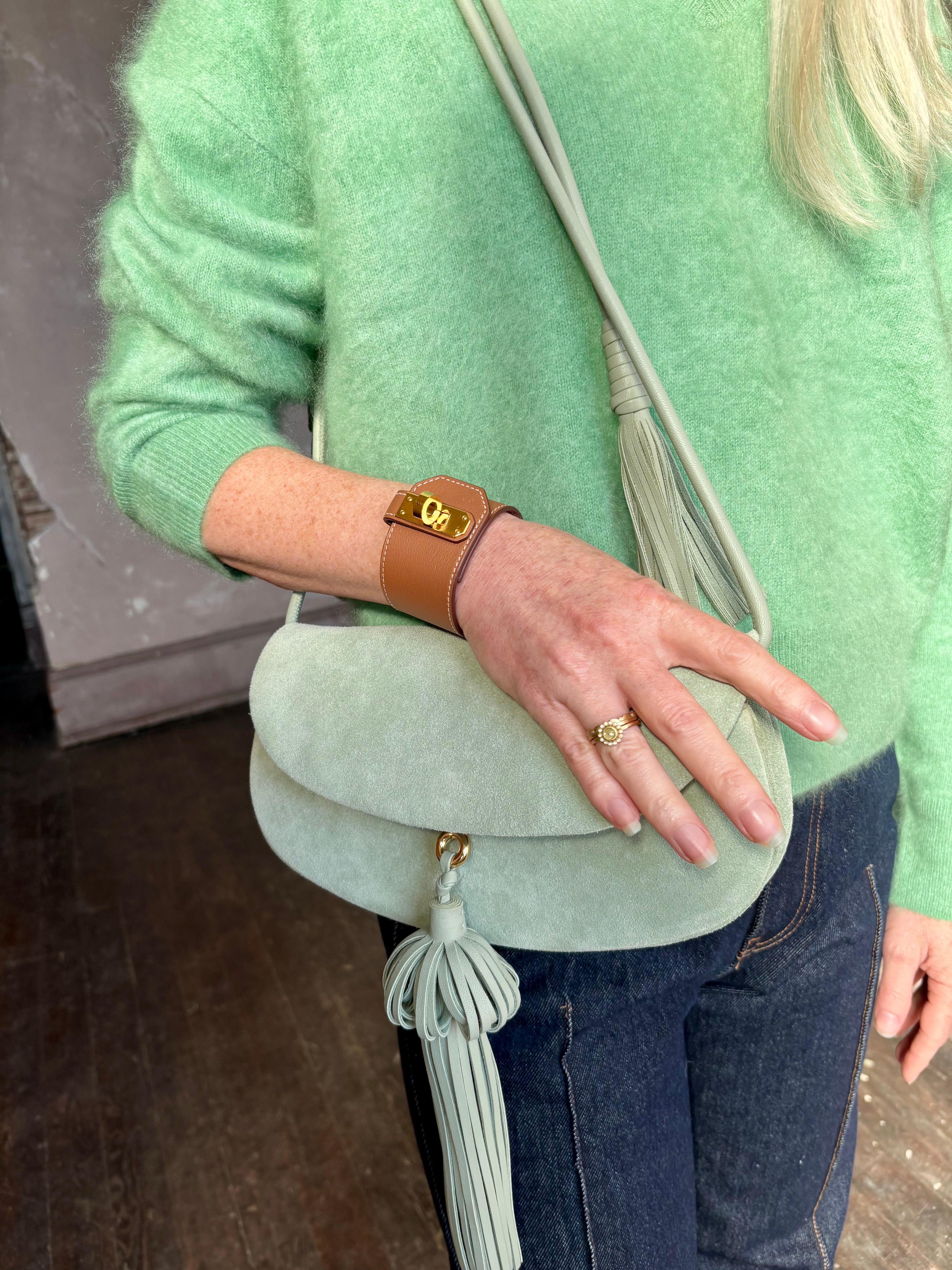 Hermès Kelly Twist Bracelet Brown & Yellow Gold: swift leather gold-plated Kelly turn-lock hardware hand assembled in France Pristine never-worn collector icon