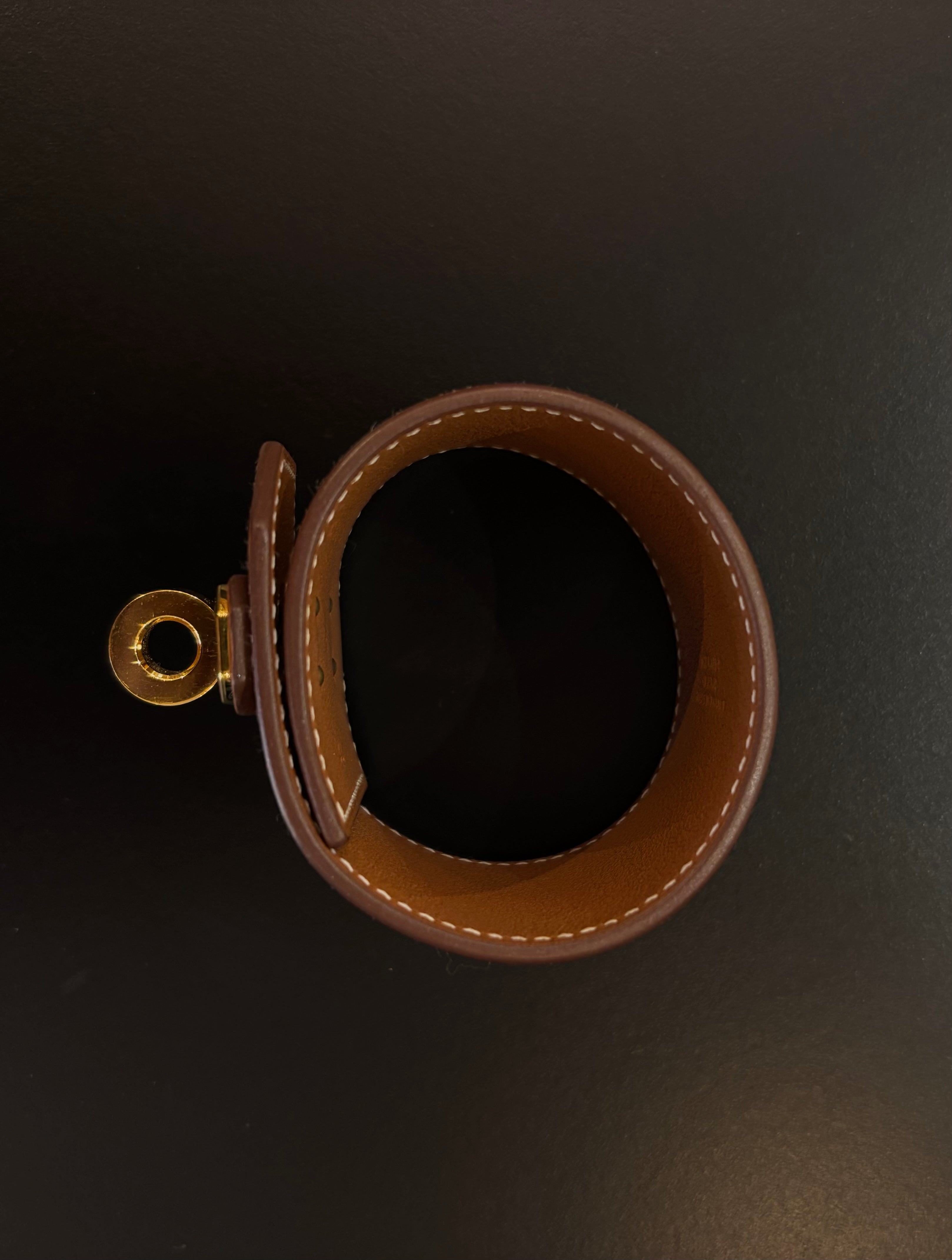 Hermès Kelly Twist Bracelet Brown & Yellow Gold: swift leather gold-plated Kelly turn-lock hardware hand assembled in France Pristine never-worn collector icon