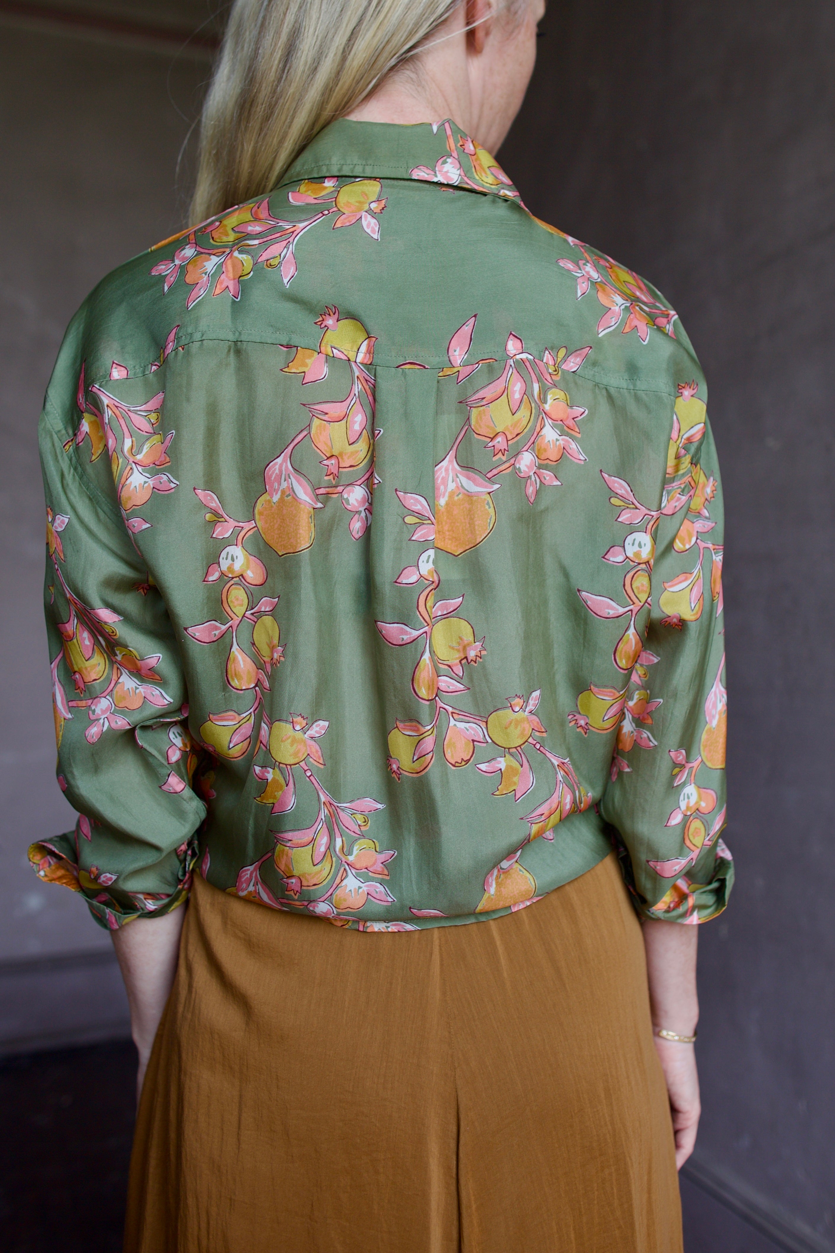 Back image of a woman wearing the Hannah Artwear Stevie Shirt and Forte Forte Skirt