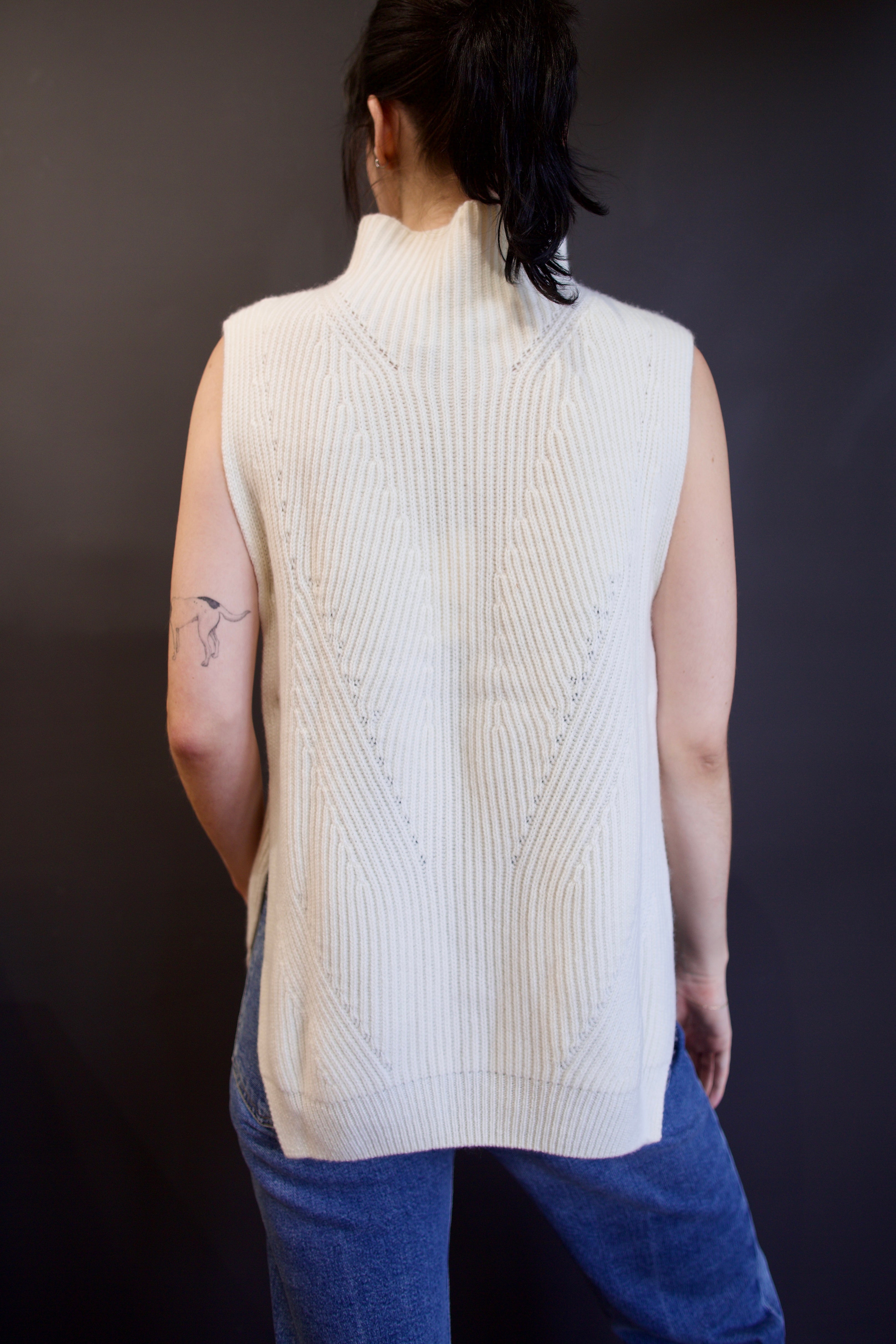 Back detail of intricate lines knitted in Kujten Erika cream-colored sleeveless cashmere sweater 